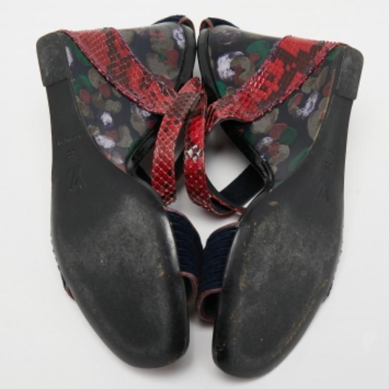 These sandals will offer you both luxury and comfort. Made from quality materials, they come in a versatile shade and are equipped with comfortable insoles.