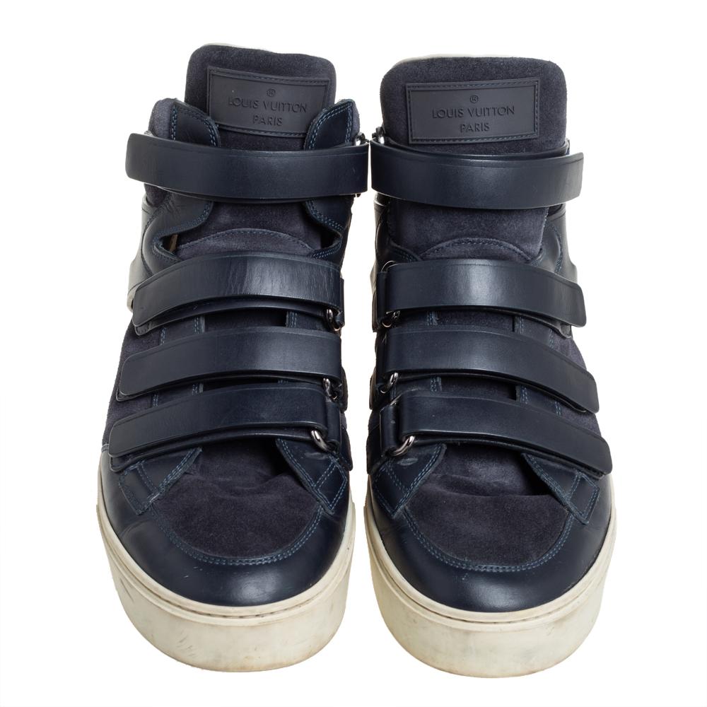Holen Sie sich mit diesen High-Top-Sneakern von Louis Vuitton einen luxuriösen Hauch von High-Fashion nach Hause. Die aus blauem Veloursleder und Leder gefertigten Sneaker haben runde Zehen, Klettverschlüsse an den Vamps, Markenlogo-Details an den