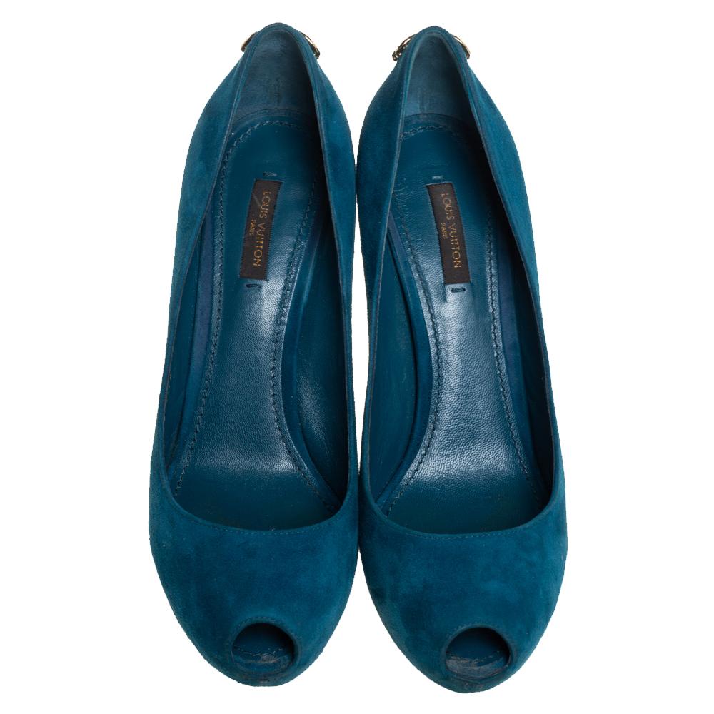 How splendid and glorious are these Oh Really! pumps from Louis Vuitton! Ravishing in blue, they come crafted from suede and feature a peep-toe silhouette. They flaunt an artistic engraved gold-tone padlock detailing on the heel counters and come