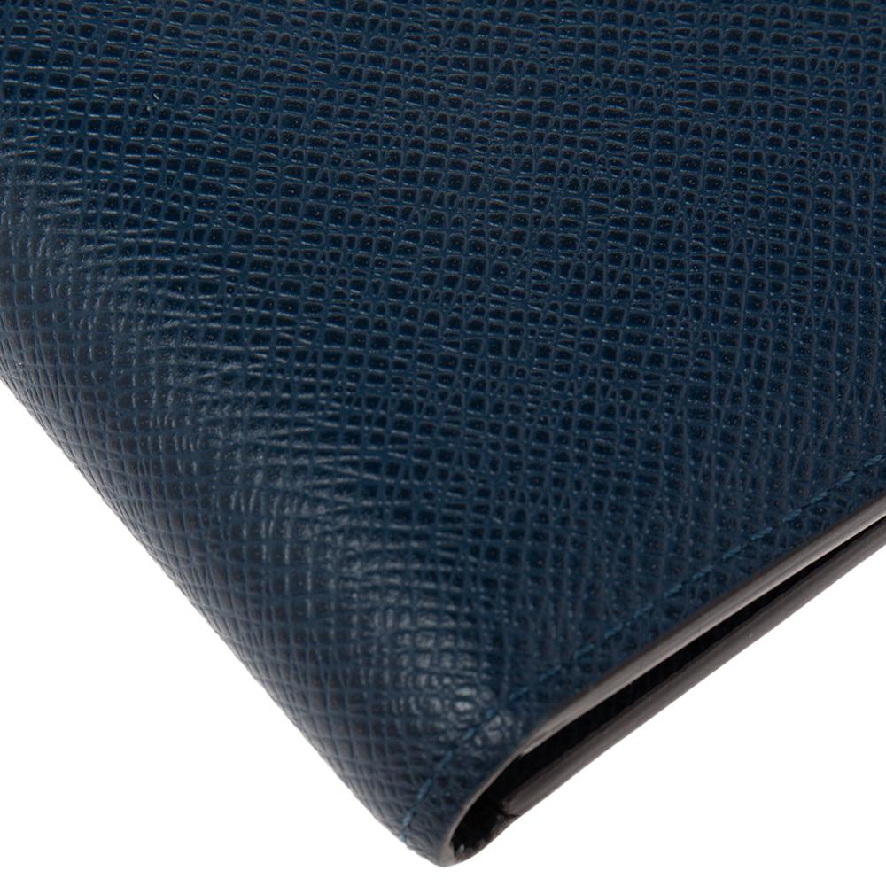 Sophistication and complete practicality define this wallet from the House of Louis Vuitton. It is designed using blue Taiga leather and displays a well-structured shape. It has a fabric-lined interior, which can hold your everyday monetary