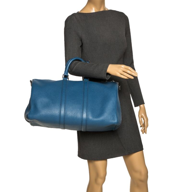 Louis Vuitton Blau Taurillon Leder Keepall Bandouliere 45 im Zustand „Gut“ in Dubai, Al Qouz 2