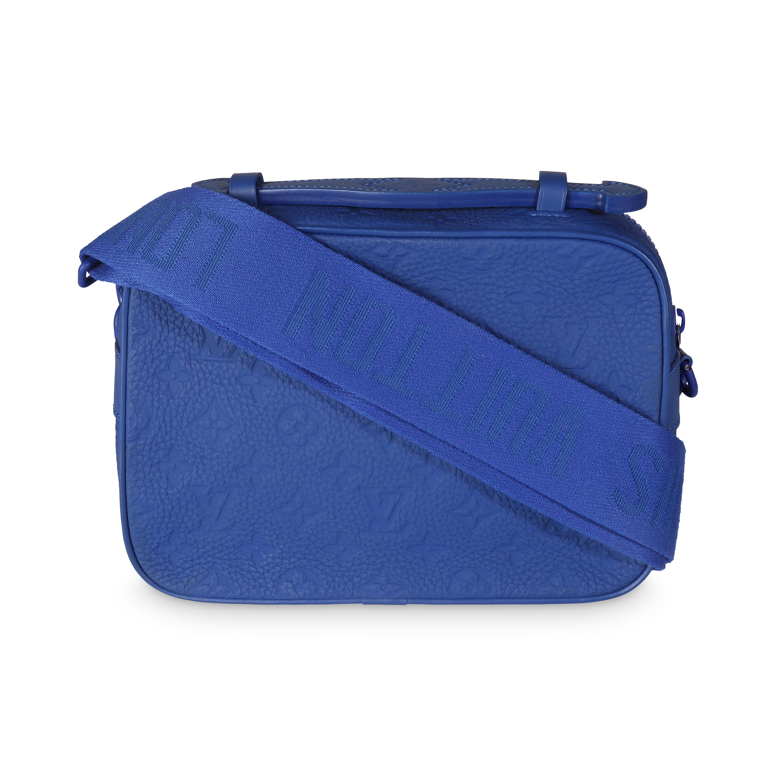 Título del listado: Louis Vuitton Azul Taurillon Monograma S Lock Messenger
SKU: 141037
Estado: Seminuevo 
Descripción del estado: La colección Louis Vuitton Twist se presentó en 2015. El accesorio presenta un grueso logotipo monograma en la parte