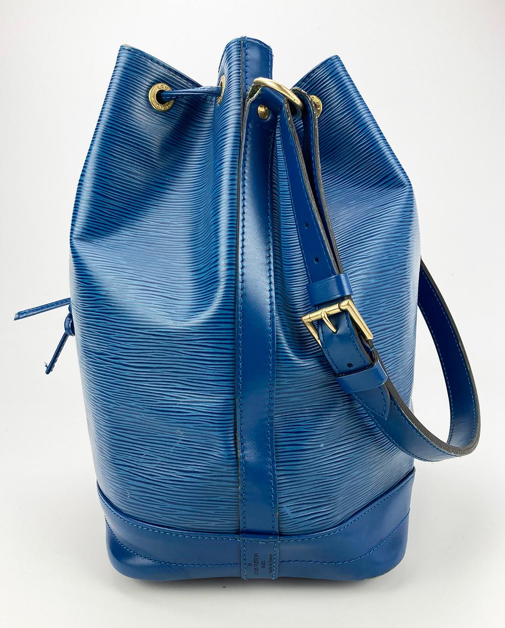 Louis Vuitton Blue Toldeo Epi Noe Drawstring Bucket Bag in good condition. Blue epi leather exterior trimmed with golden brass hardware and smooth leather. Top drawstring closure opens to a blue suede interior. scuffs on bottom exterior corners, one
