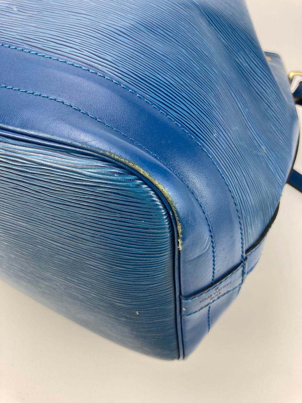 Blaue Toldeo Epi Noe Eimertasche mit Kordelzug von Louis Vuitton im Angebot 5