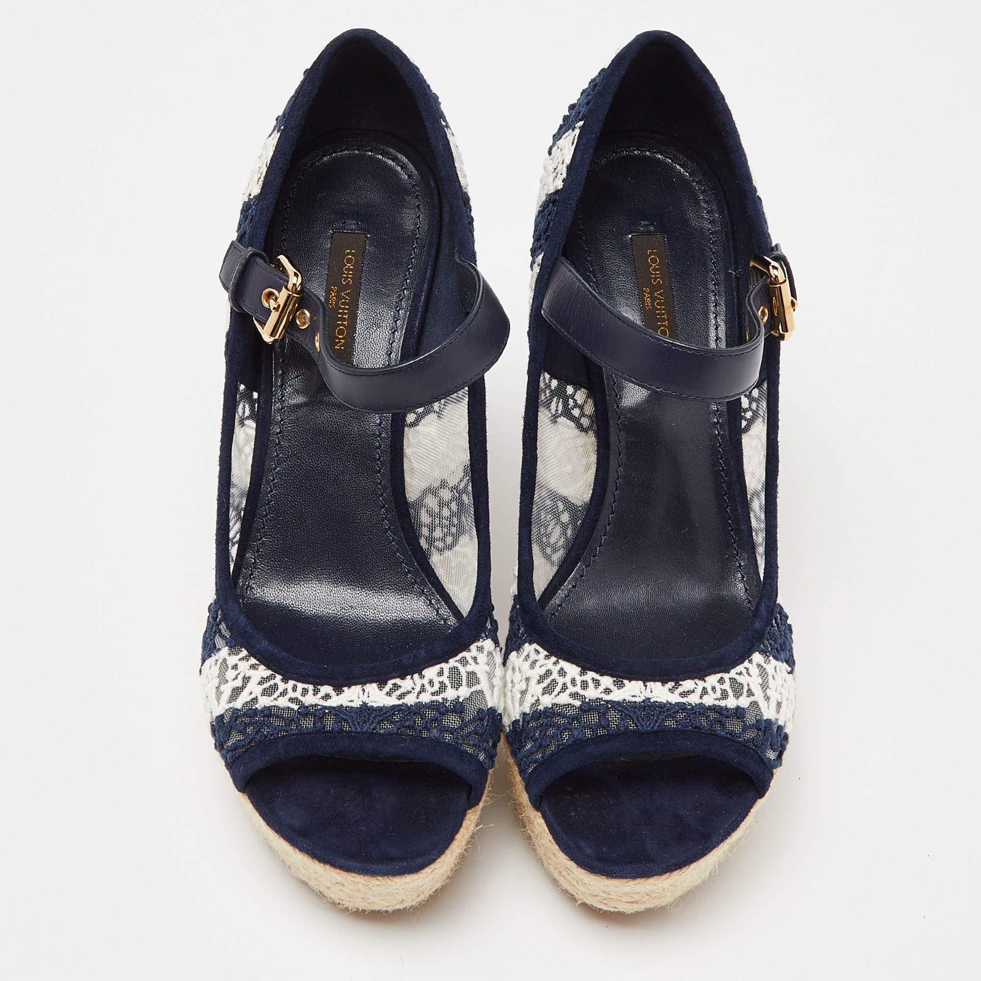 La tradition d'excellence de la maison de couture, associée à une sensibilité au design moderne, fait de ces sandales Louis Vuitton un choix fabuleux. Ils vous aideront à obtenir un look chic en toute simplicité.

LOUIS VUITTON