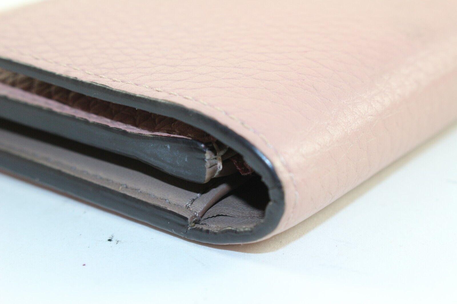 LOUIS VUITTON Blush Pink Taurillong Leder Capucines Brieftasche 1LV1219K
Datum Code/Seriennummer: M10198

Hergestellt in: Frankreich

Maße: Länge:  5,5