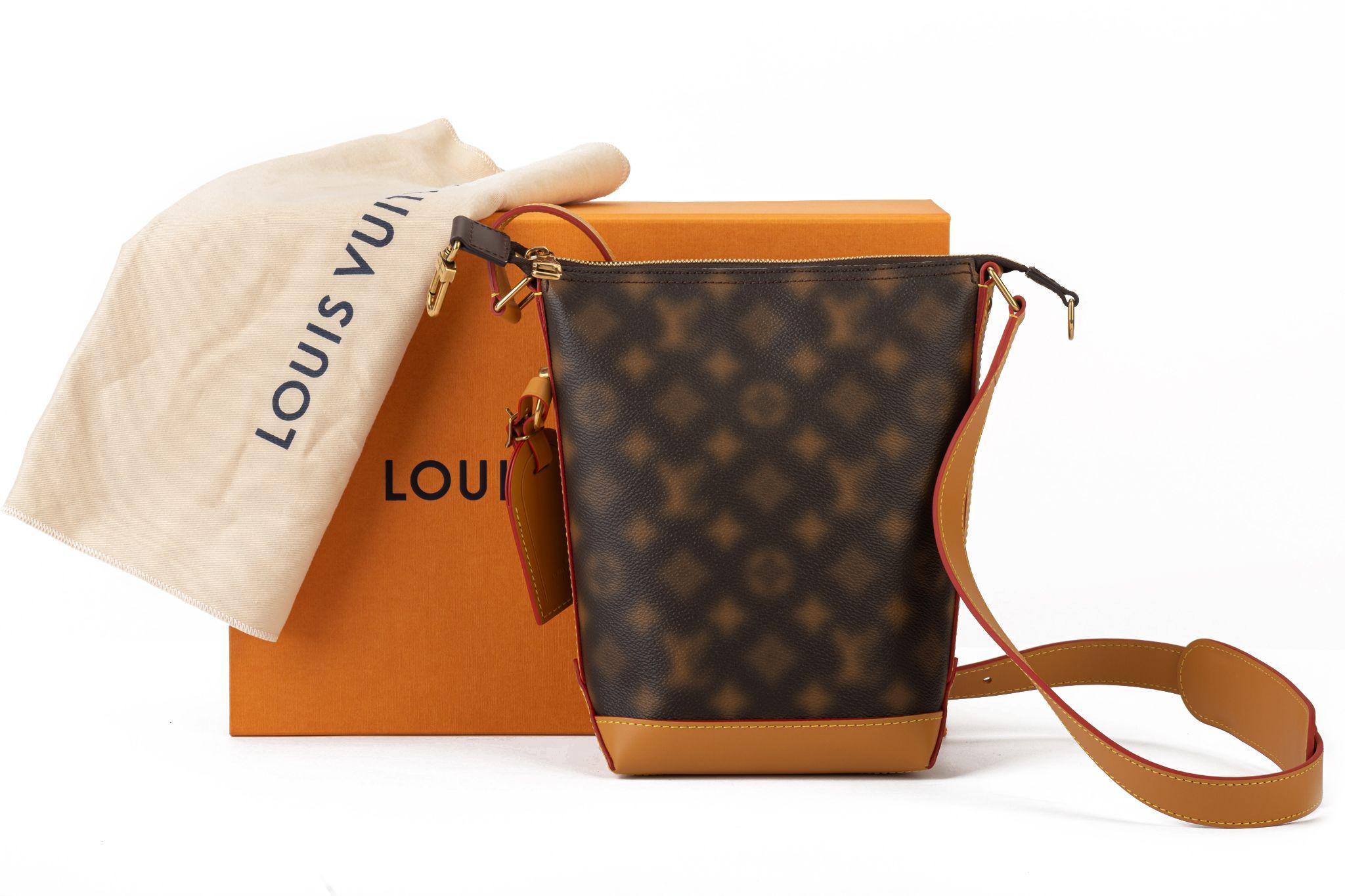 Louis Vuitton BNIB Homme Defile' Hobo Cruiser en vente 10