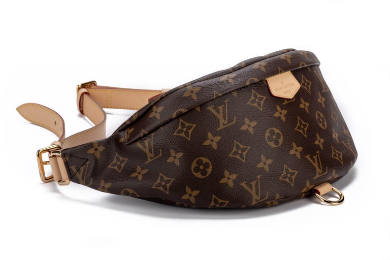 Fashioned in classic Monogram canvas and signed with a “Louis Vuitton Paris” leather patch, this uber-functional Bumbag transforms sportwear into the very definition of casual chic. Wear it as a belt bag, cross-body or over the shoulder for a