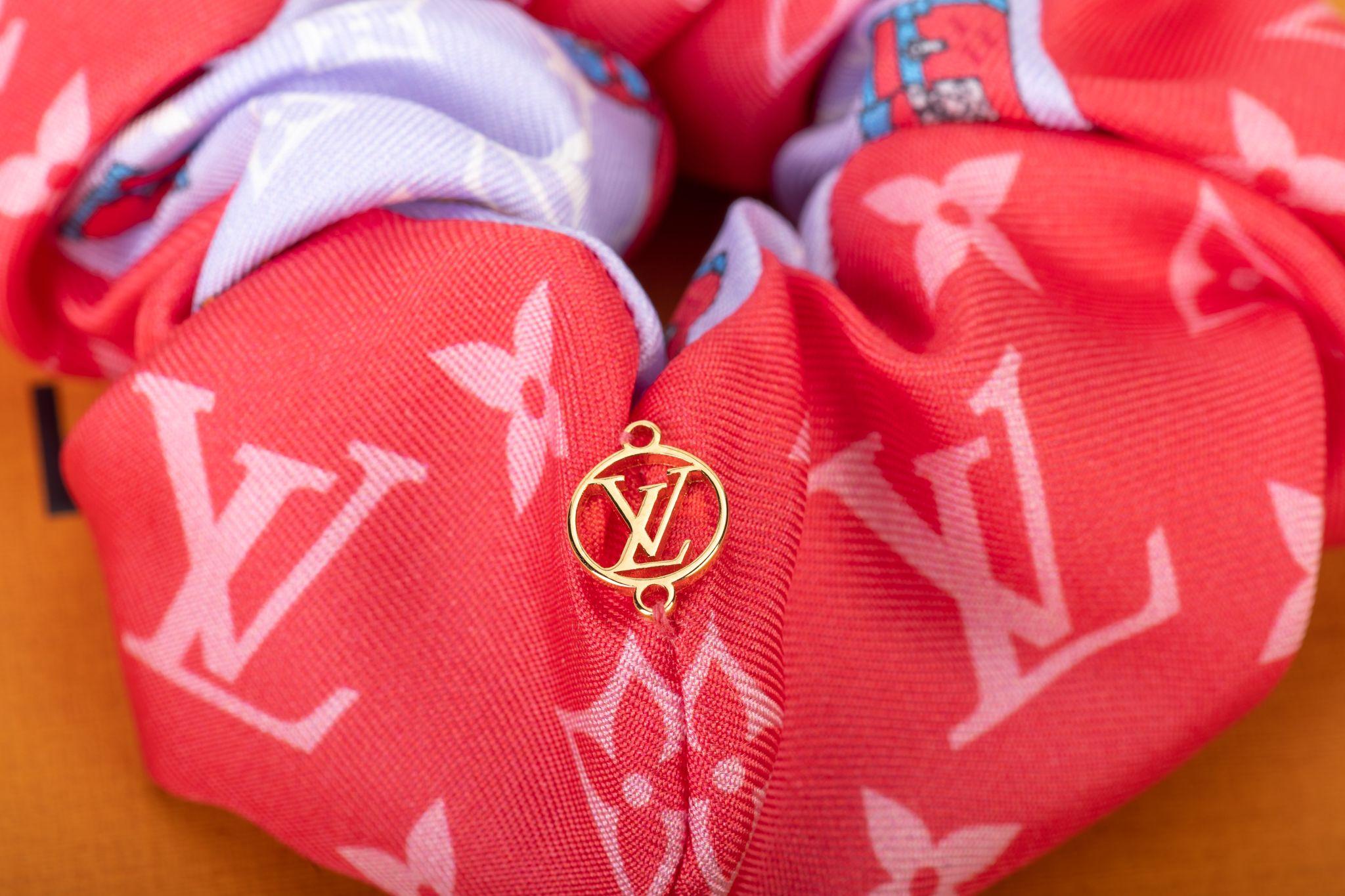 Louis Vuitton BNIB SM Bicolor-Schubladenschrank aus Seide (Rot) im Angebot
