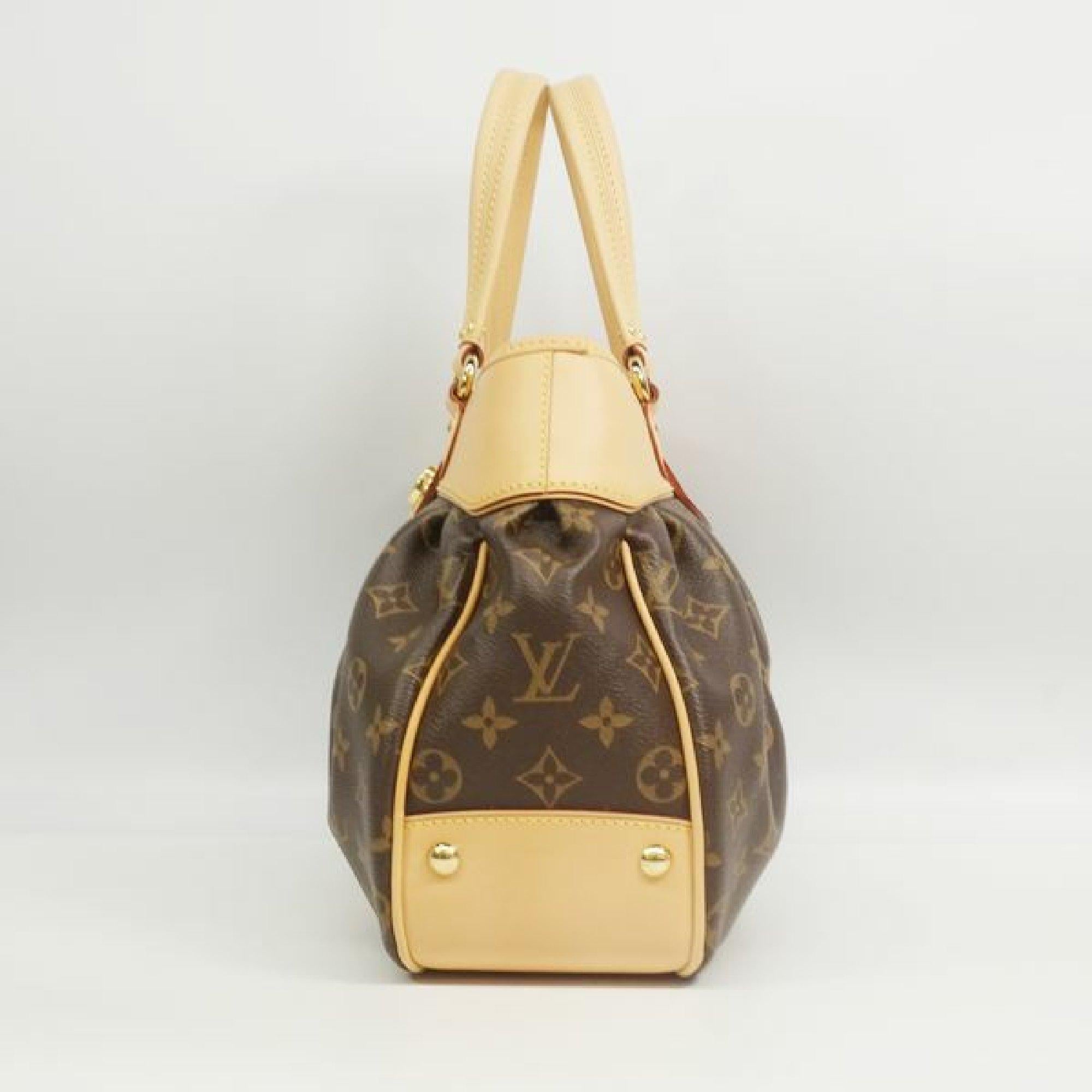 An authentic LOUIS VUITTON Boesi MM Womens handbag M45714 The outside material is Monogram canvas. The pattern is BoesiMM. This item is Contemporary. The year of manufacture would be 2012.
Rank
A Good Condition
There are little bit signs of wear,
