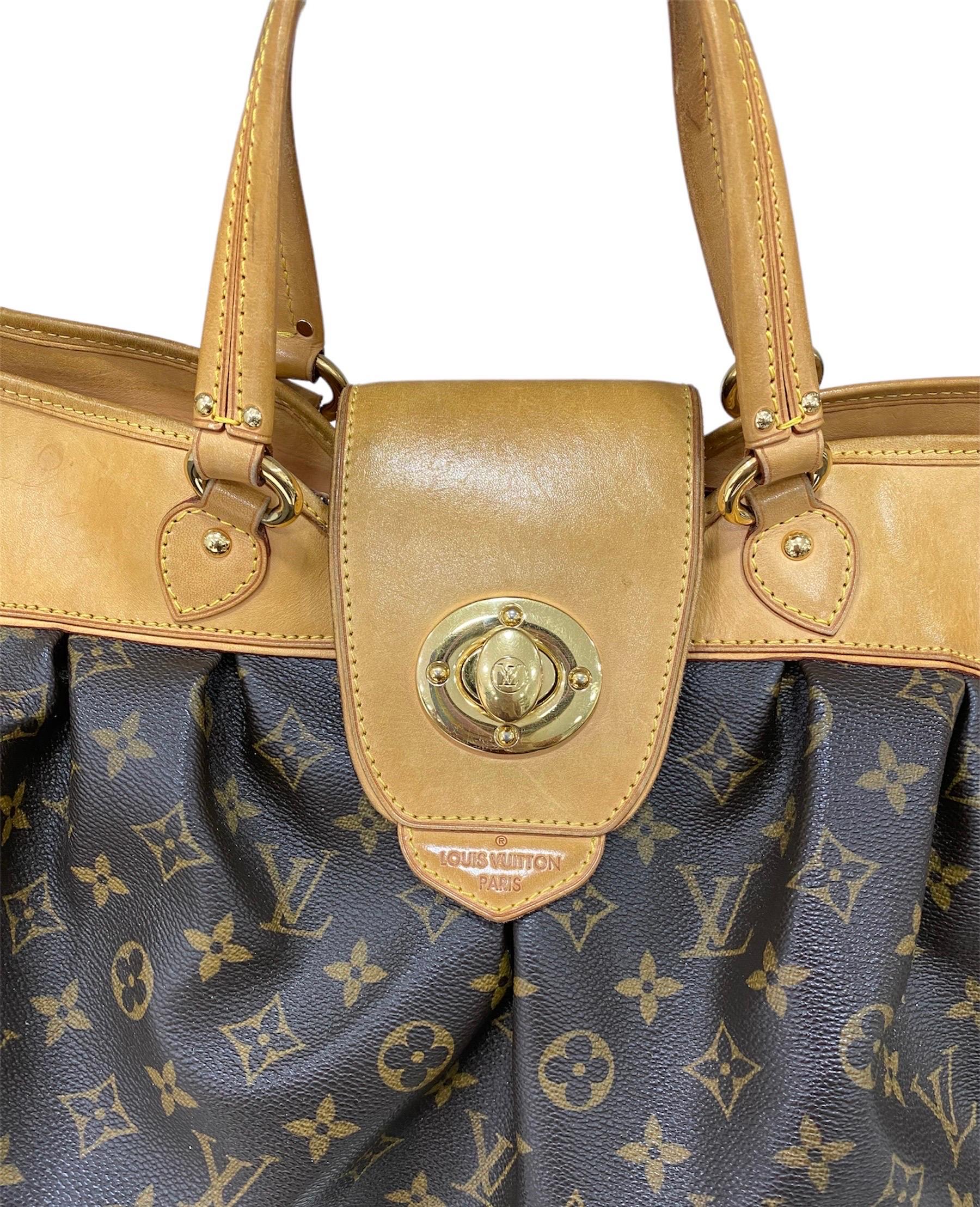Louis Vuitton bag, Boetie model, GM size, made of brown monogram canvas with cowhide inserts.

Equipped with an interlocking flap closure, internally lined in beige suede, very roomy.

Equipped with double cowhide handle and a removable and