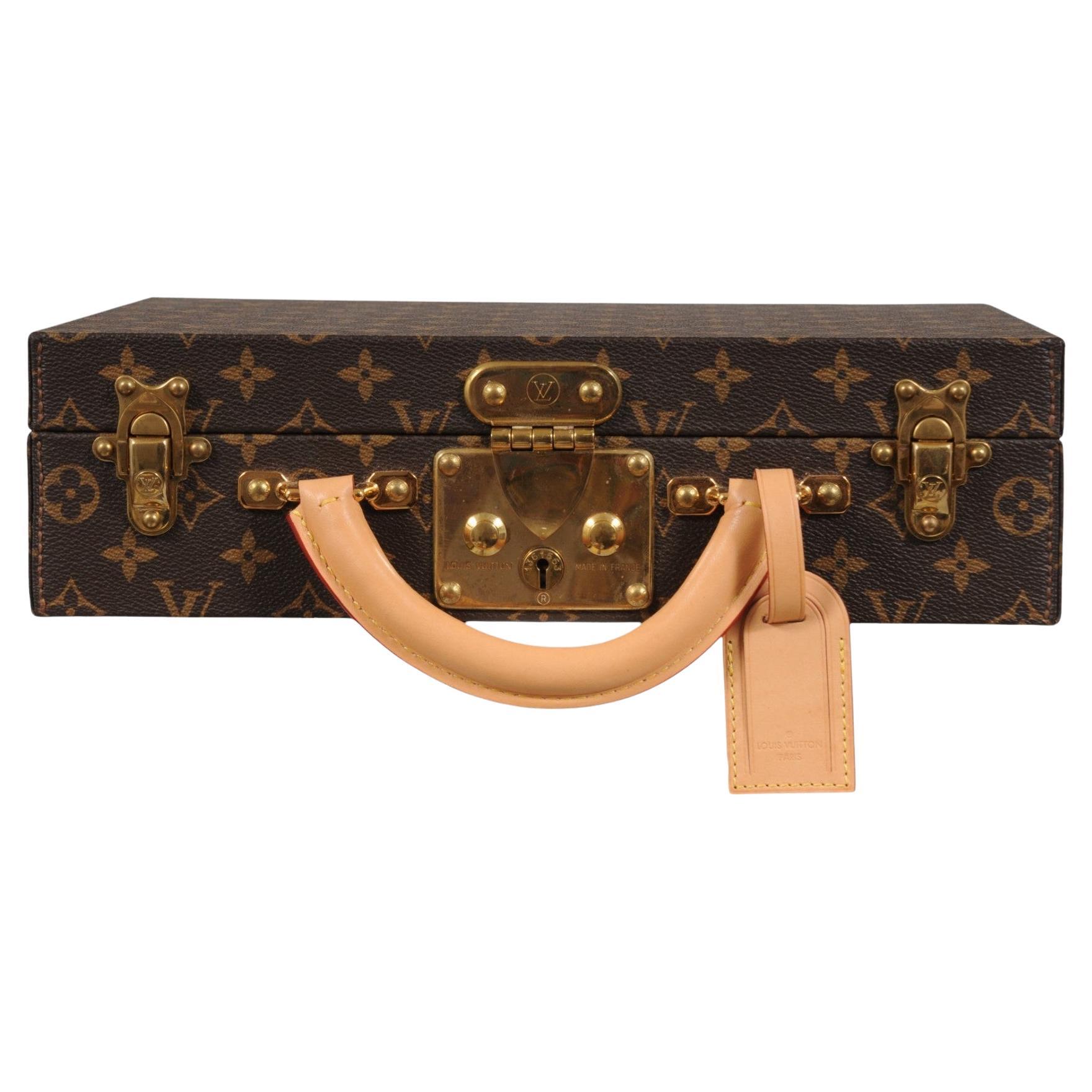 - Extérieur en monogramme marron

- Fermeture à poussoir

- Plateau amovible en velours et cuir avec partitions de différentes tailles

- Livré avec un sac à poussière et deux clés





Condit : 

La boîte à bijoux est en très bon état et ne