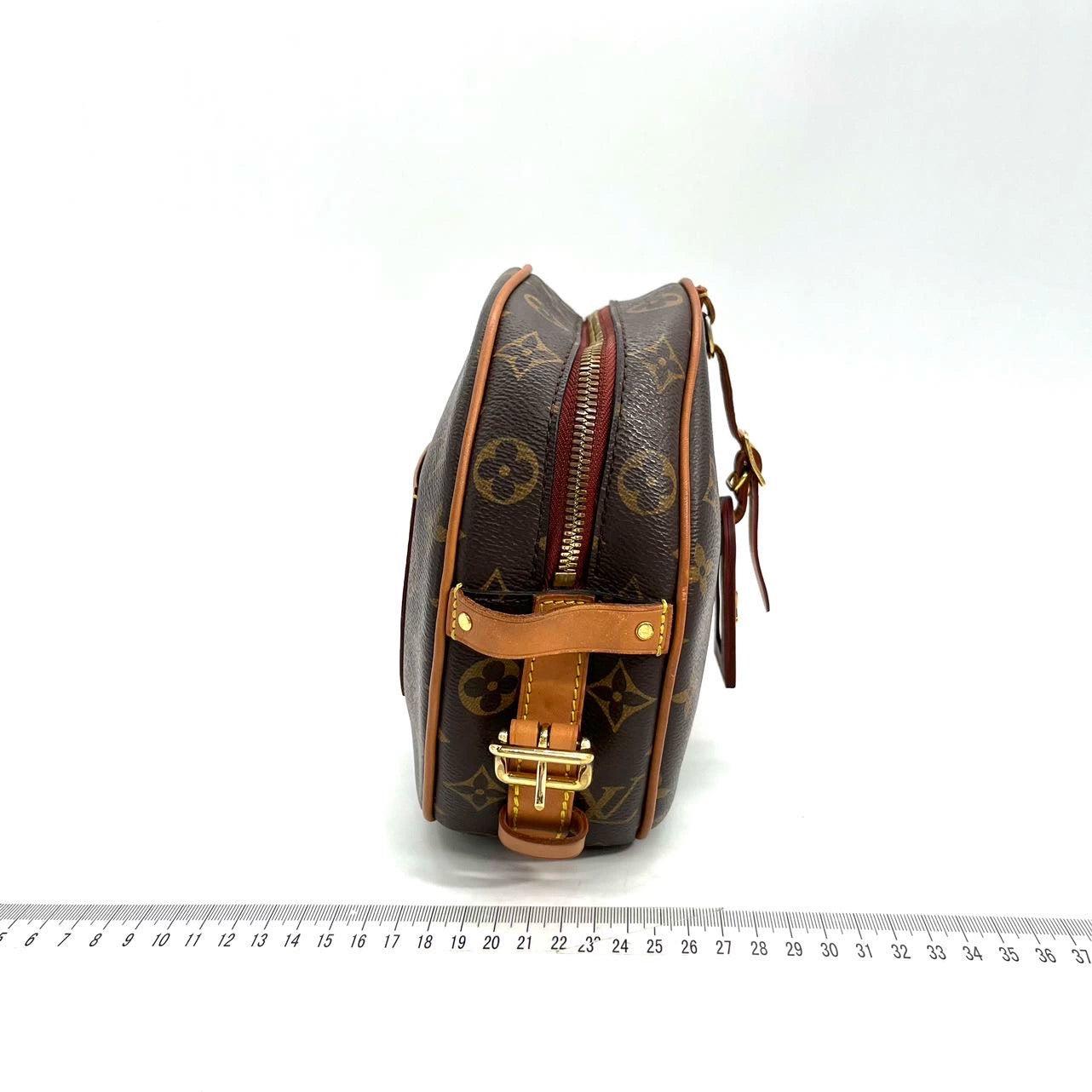 Louis Vuitton Boîte Chapeau Souple Leather Crossbody Bag MM In Good Condition In AUBERVILLIERS, FR