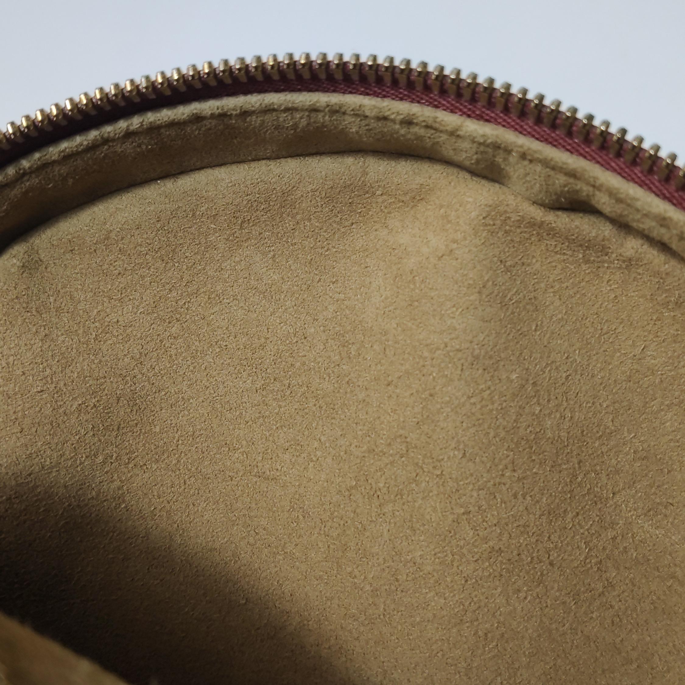 Louis Vuitton Boîte Chapeau Souple Leather MM Crossbody Bag For Sale 5