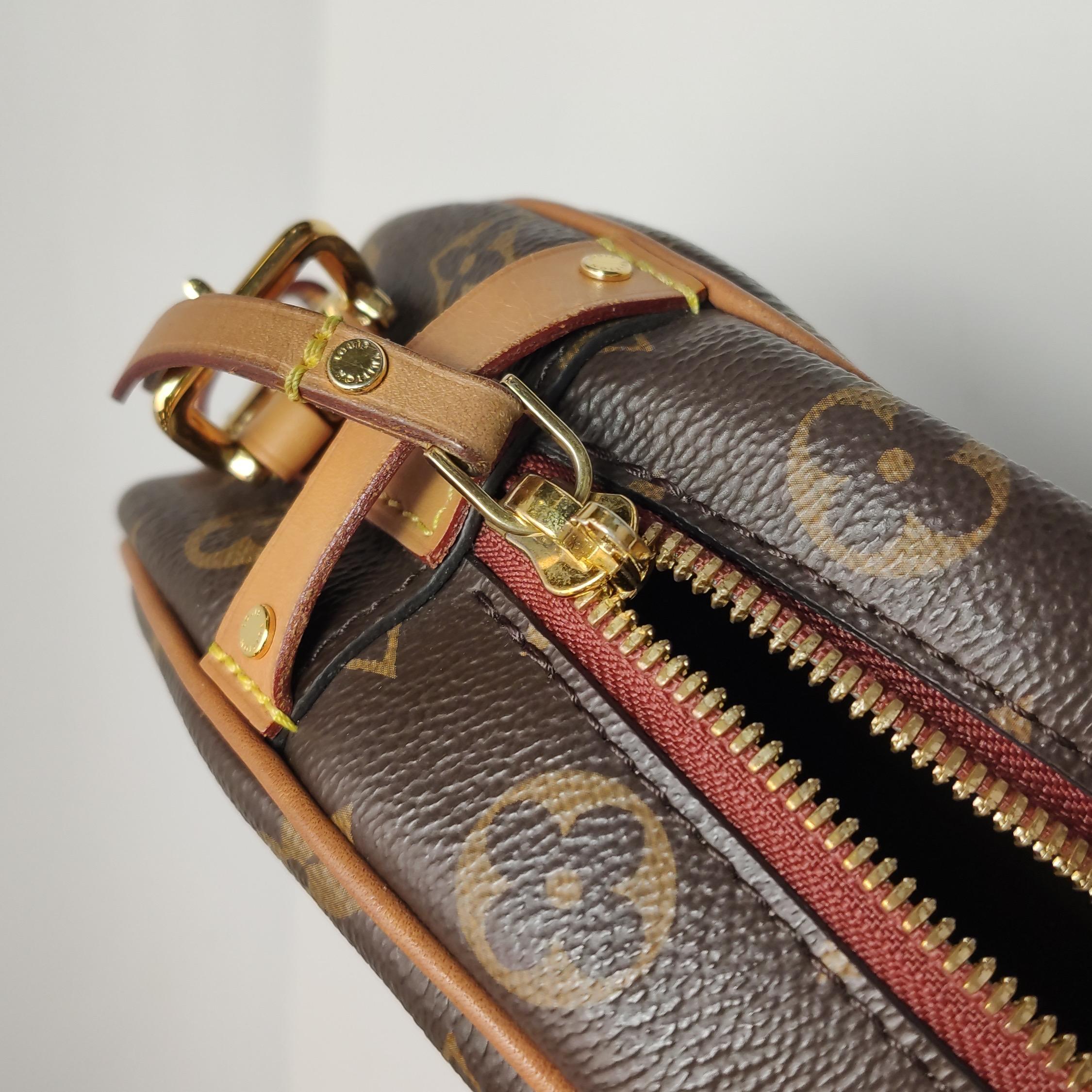 Louis Vuitton Boîte Chapeau Souple Leather MM Crossbody Bag 5