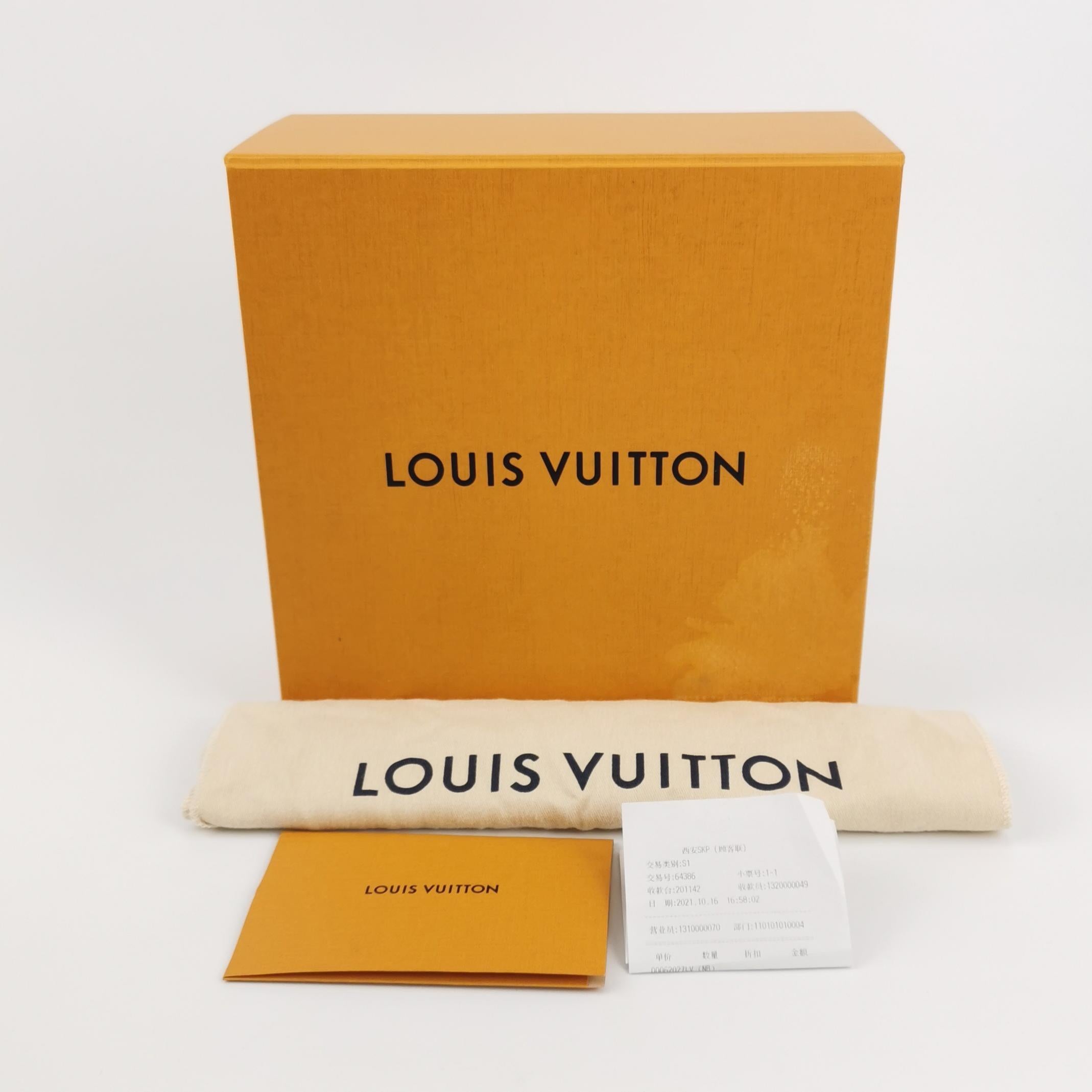 Louis Vuitton Boîte Chapeau Souple Leather MM Crossbody Bag For Sale 6