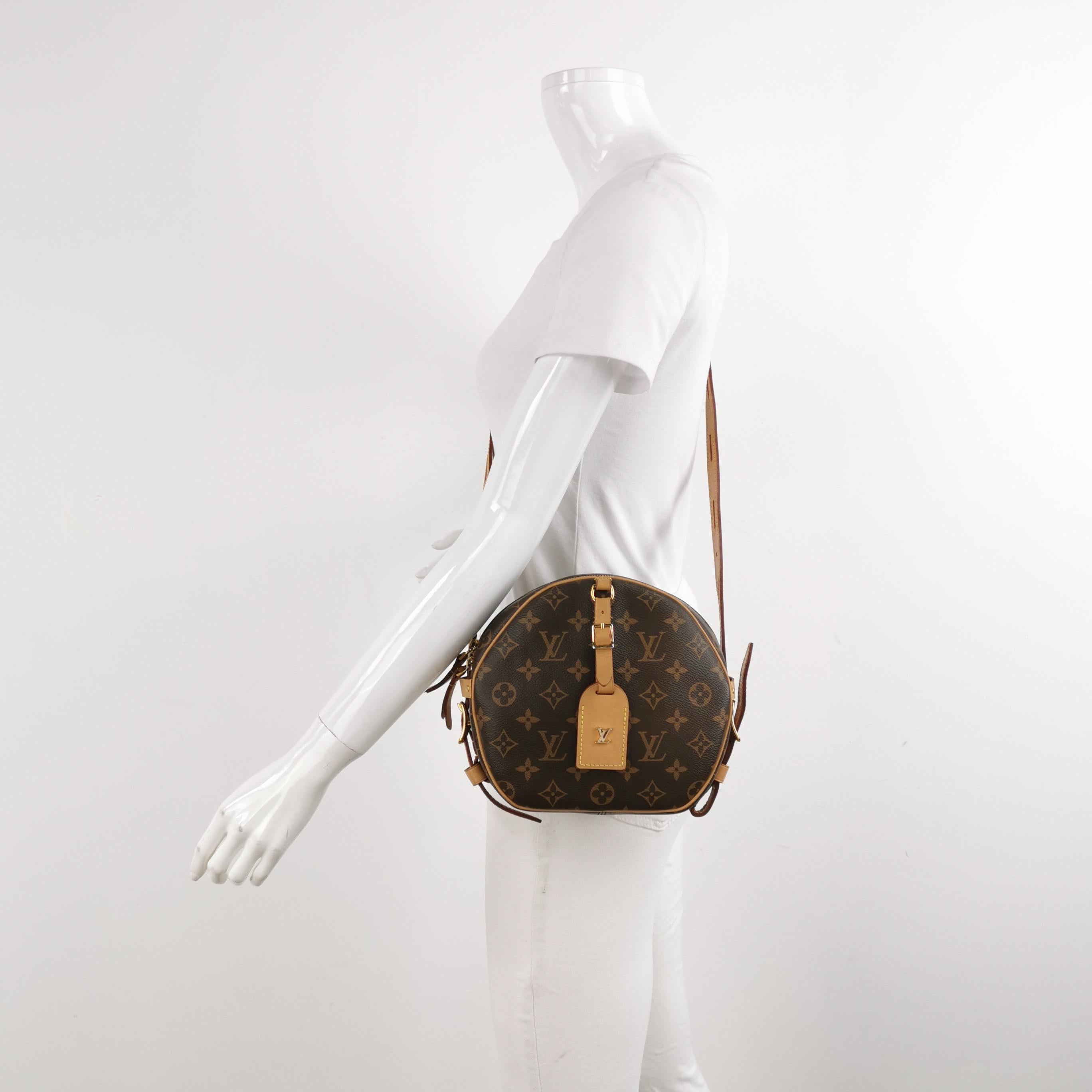 CONDITION: EXCELLENT

This preloved authentic handbag is in very good condition with some signs of wear. Cracks on the wax along the edges, rubbing on the piping around the corners. Scratches to the leather and hardware. Light stains on the