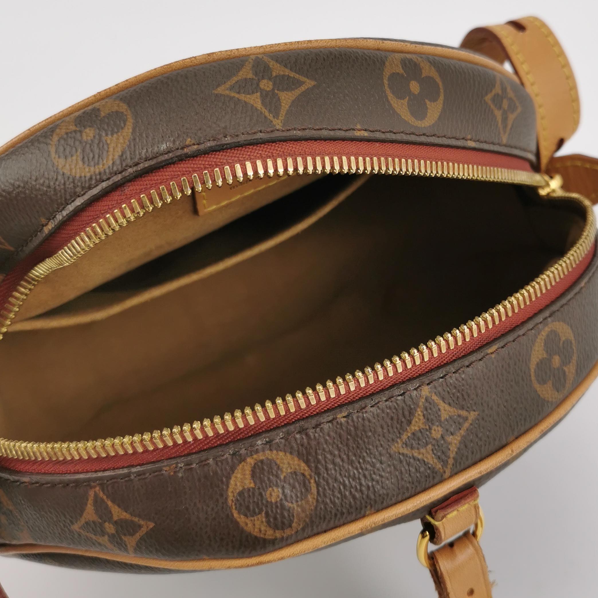 Women's or Men's Louis Vuitton Boîte Chapeau Souple Leather MM Crossbody Bag For Sale
