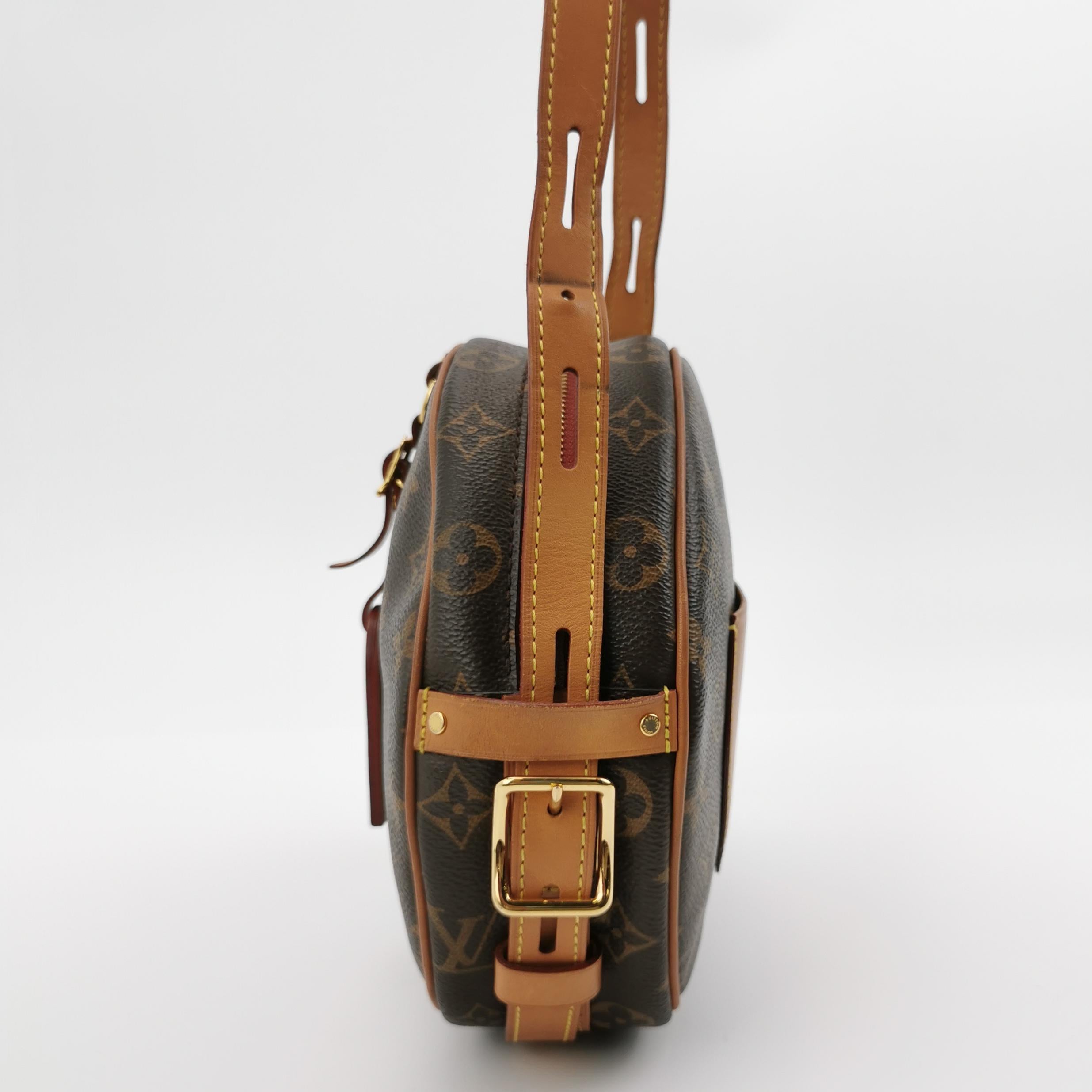 Louis Vuitton Boîte Chapeau Souple Leather MM Crossbody Bag 1