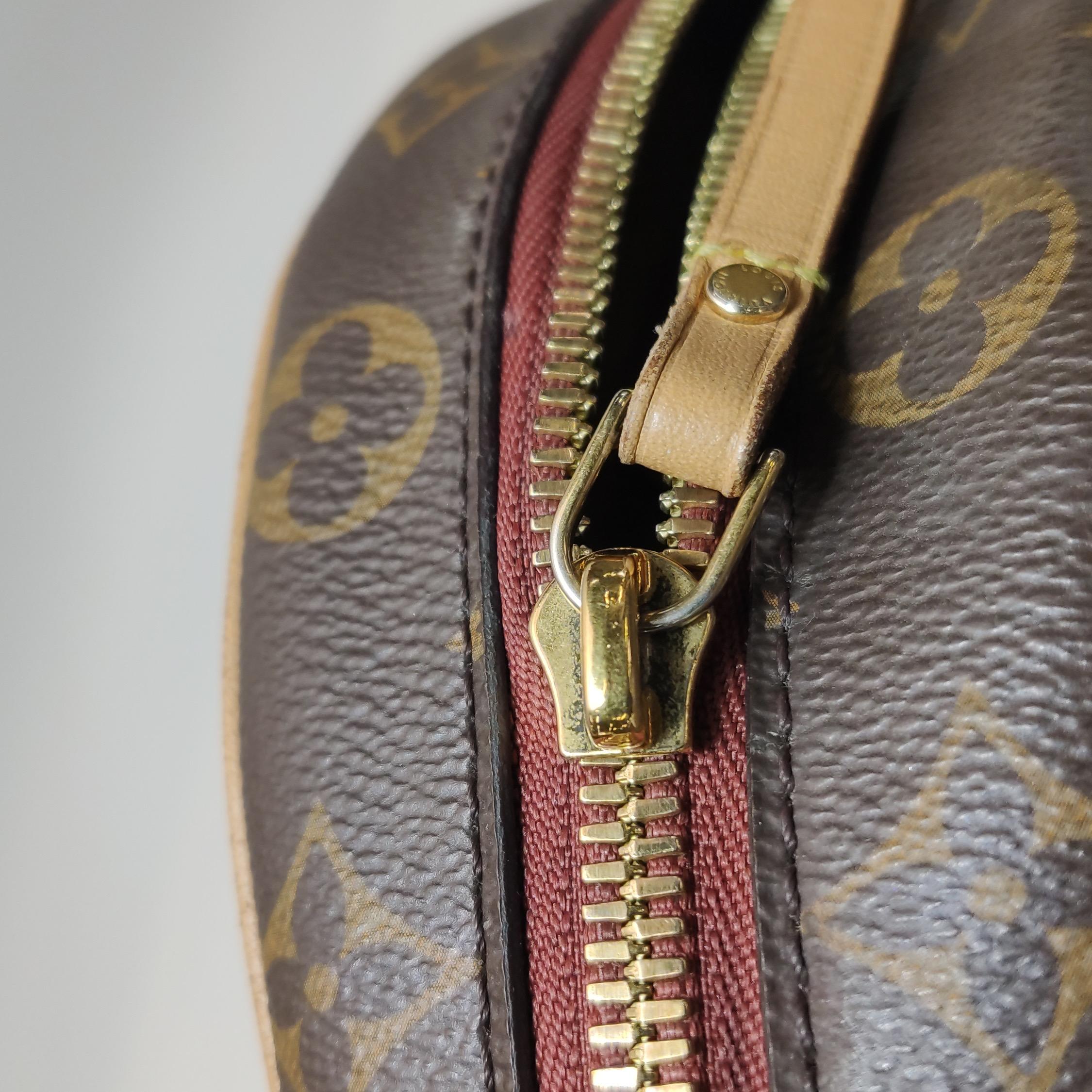 Louis Vuitton Boîte Chapeau Souple Leather MM Crossbody Bag For Sale 4