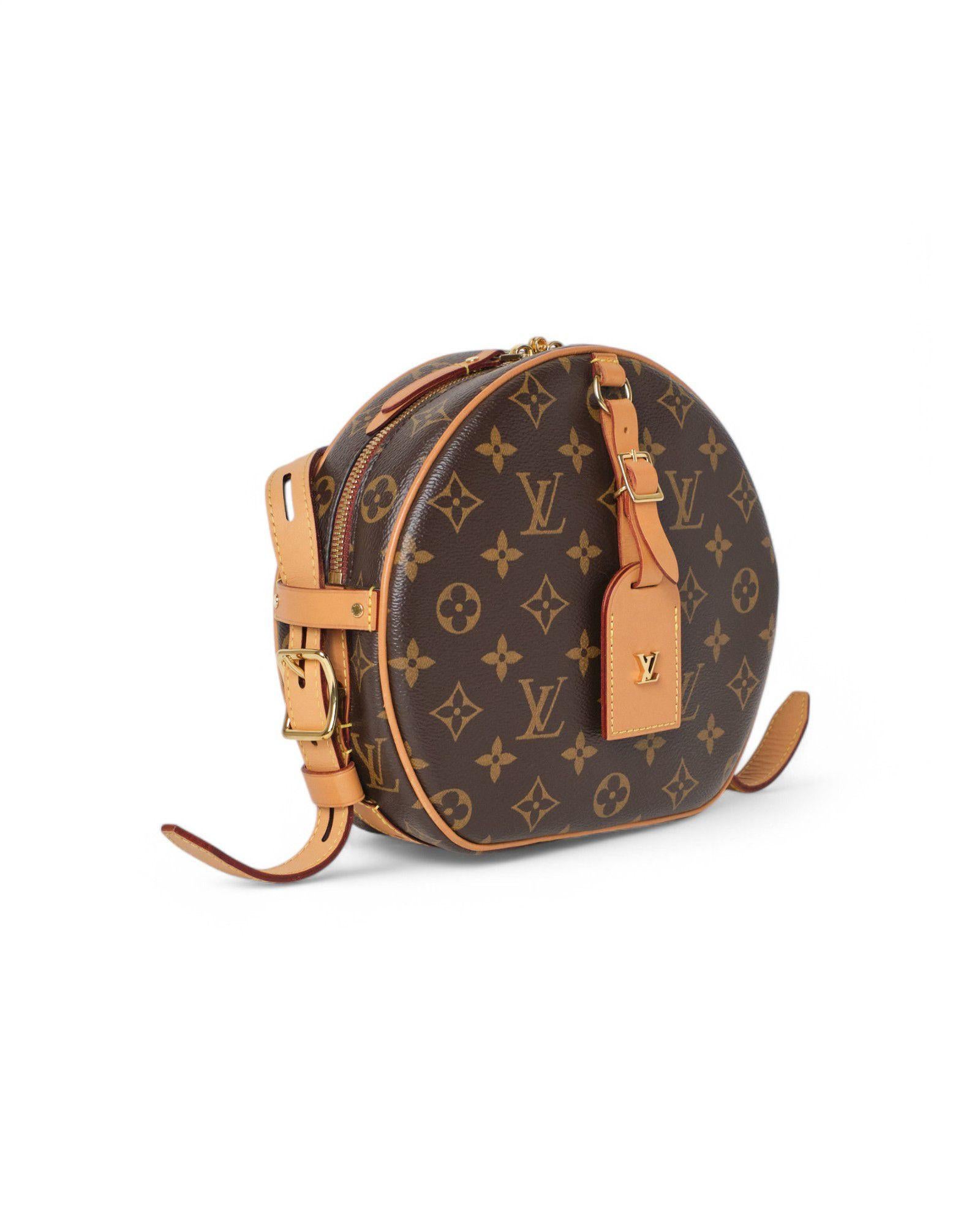 Louis Vuitton signature bag, model Boite Chapeau Souple in size MM, made of brown canvas in monogram pattern with cowhide inserts and gold hardware. Equipped with a semicircular closure with double slider, internally lined with beige suede fabric