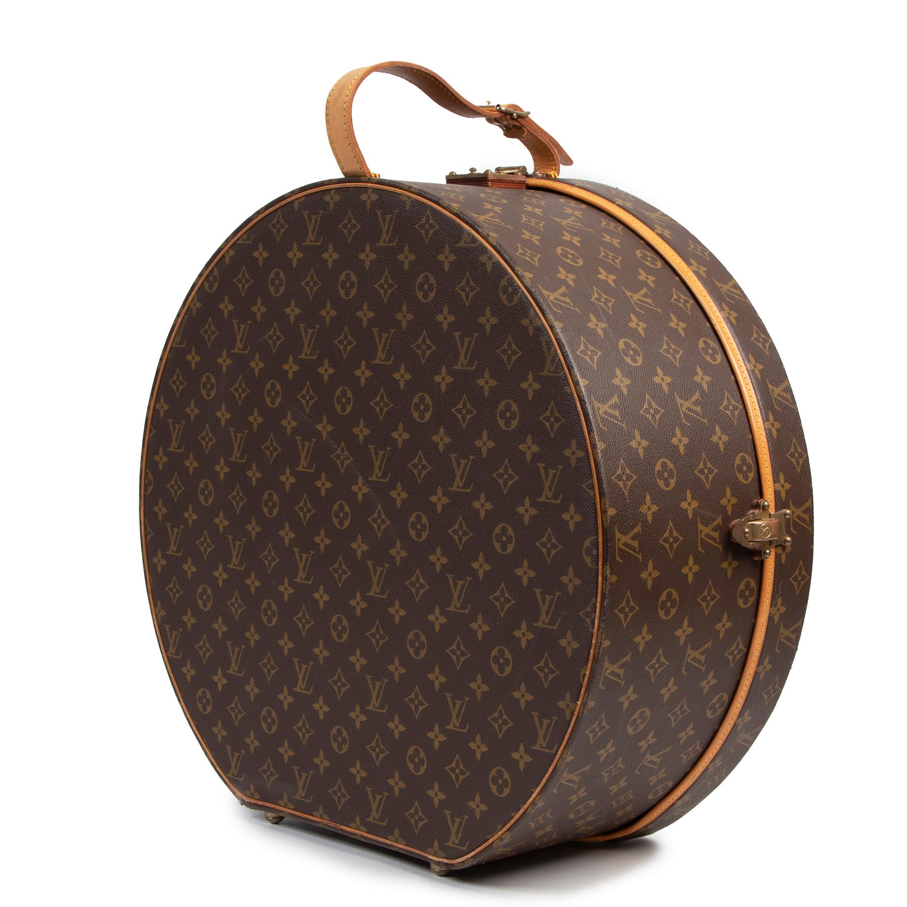 Very good condition

Louis Vuitton Boite Chapeaux 50

Give your interior an update with this chic vintage hat box .
Beautifully  crafted of Louis Vuitton monogram on coated toile canvas in the largest size. 
The bag is finished with the iconic