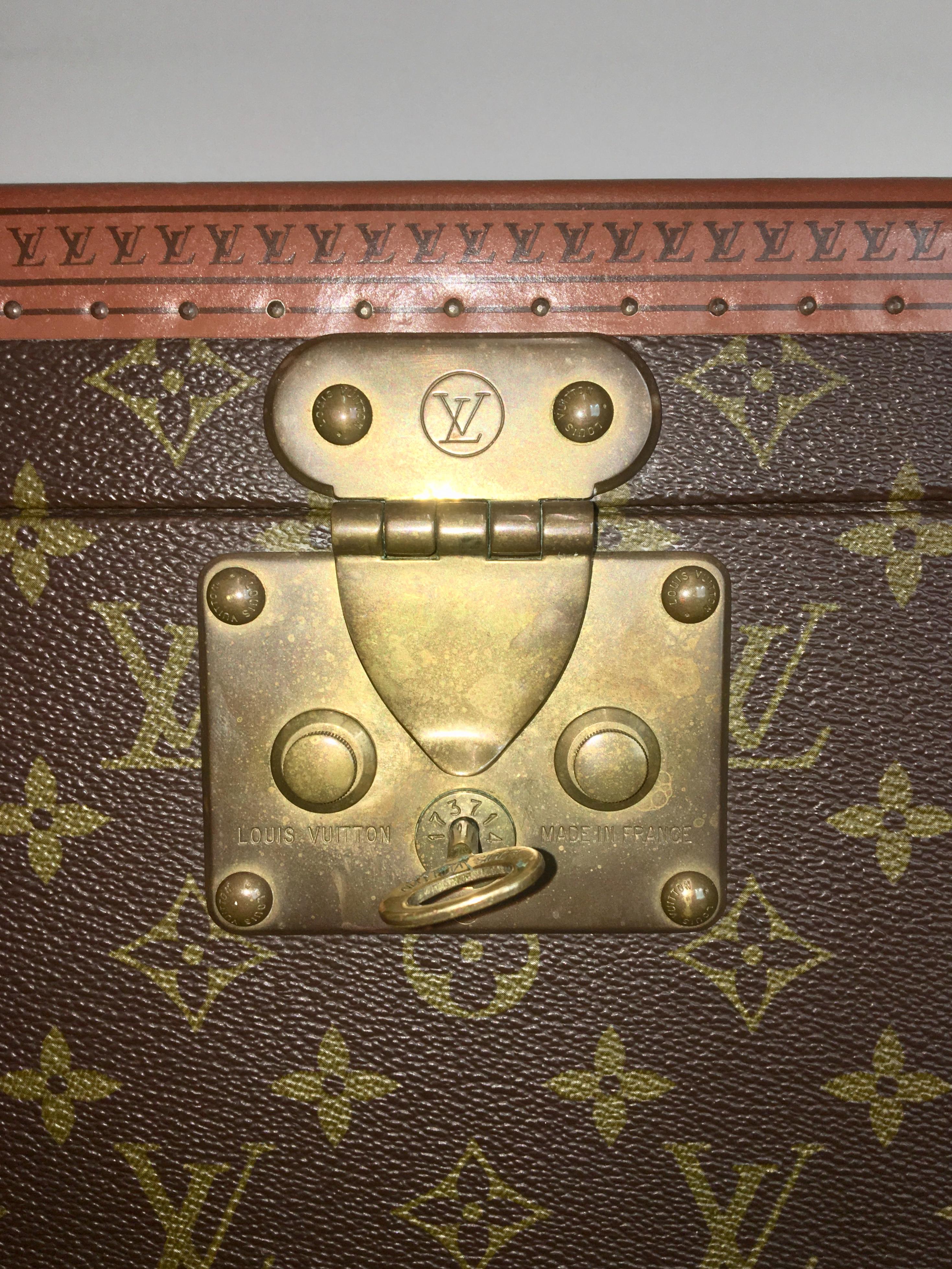 LOUIS VUITTON Boite Flacons beauty trunk case. 
Product Features: Monogram canvas, Golden brass pieces and reinforced corners, S-lock closure, mirror, washable lining, Hand-finished with brass nail heads.
Serial number : 936921

Measurements: