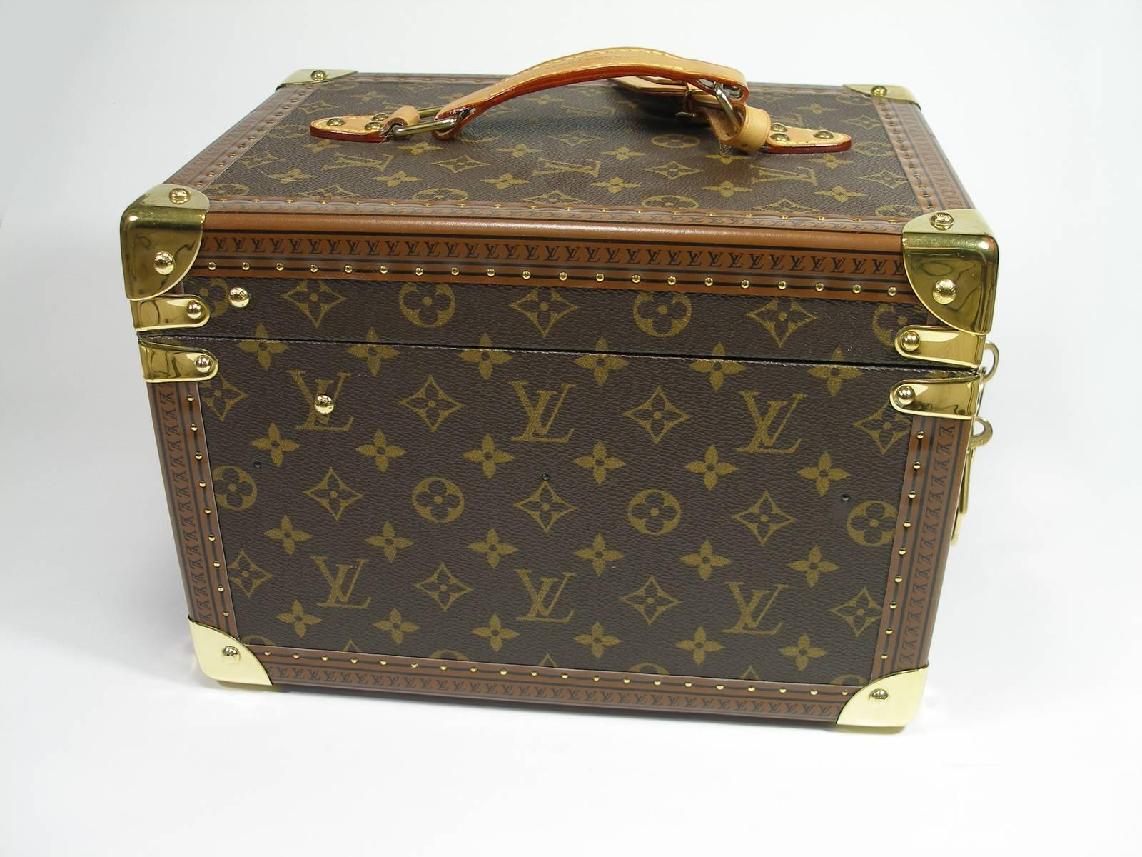 Magnifique Boite à Flacons Louis Vuitton
in Monogram canvas is reinforced with golden brass pieces.
with two keys and key ring and luggage tag
Dimensions : Longueur 21  x 20 Hauteur x profondeur 30 cm
Code date inside : 1093804
Rétail price 4850