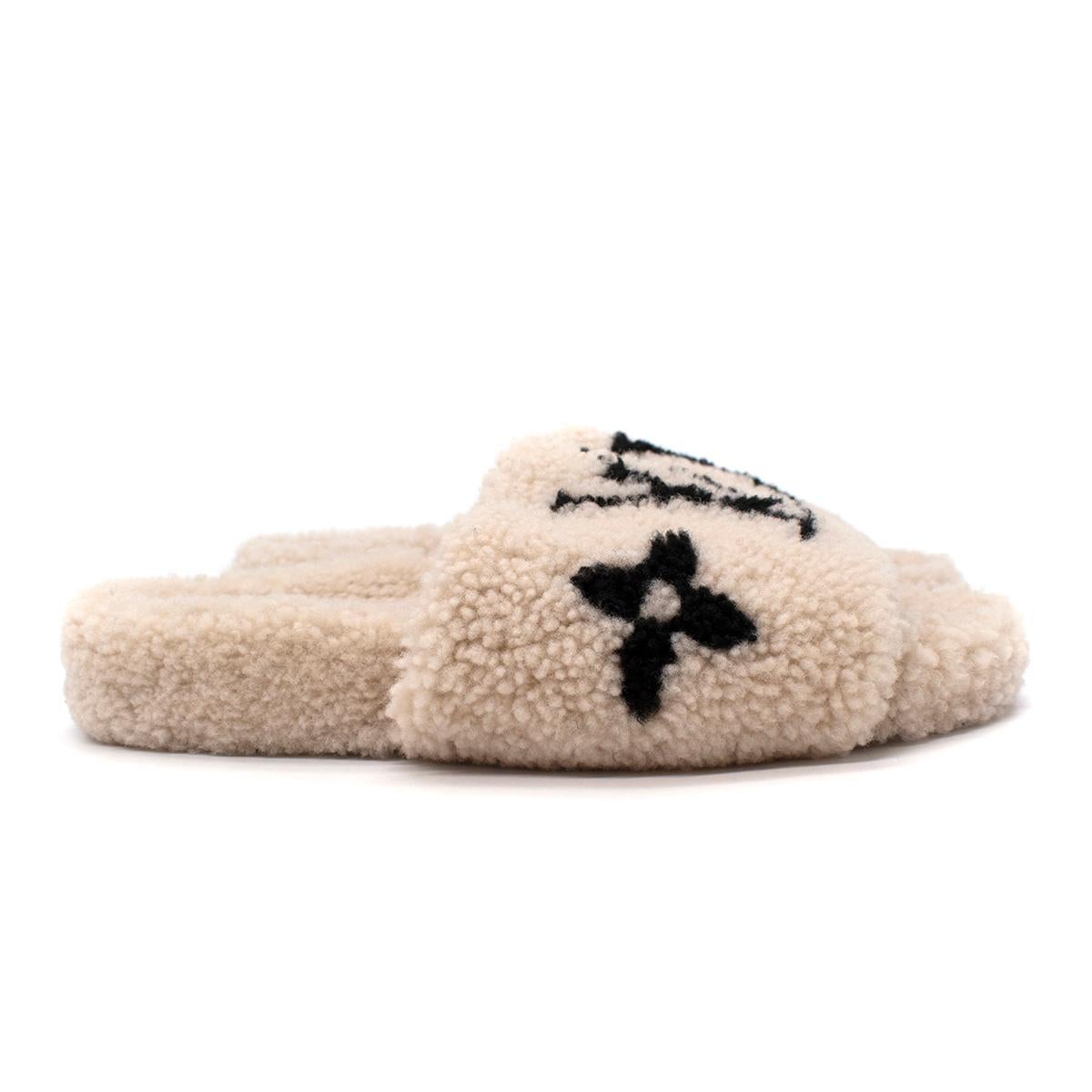 Louis Vuitton Bom Dia Shearling Beige Flat Mules - Ausverkauft/Rarität - Us Größe 9.5 im Zustand „Neu“ in London, GB