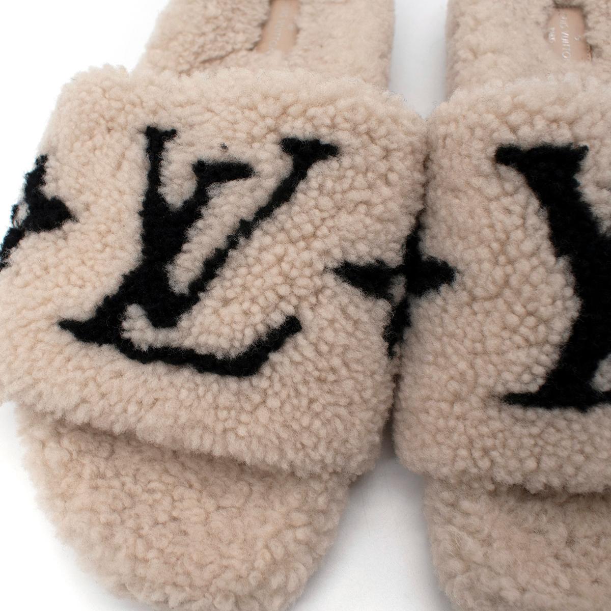 Louis Vuitton Bom Dia Shearling Beige Flat Mules - Sold Out/Rare - Us size 9.5 In New Condition In London, GB
