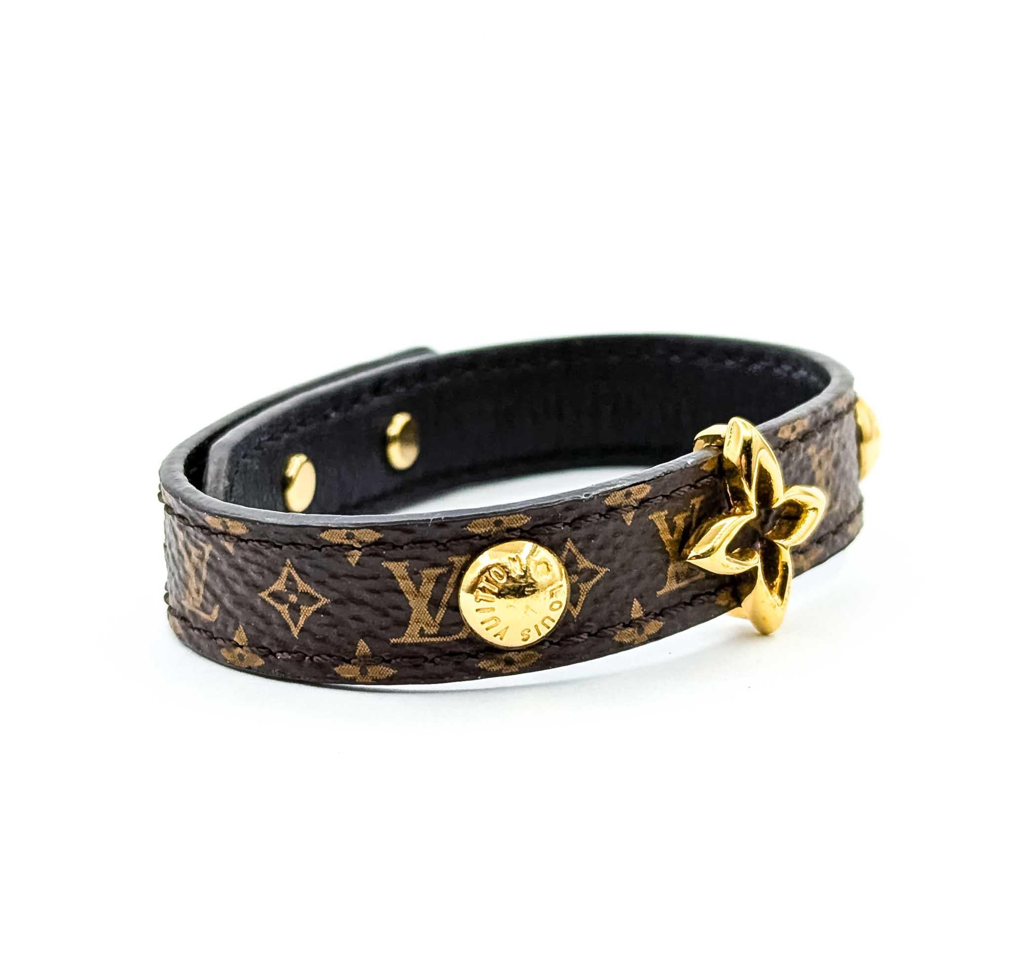 Entdecken Sie die zeitlose Eleganz dieses Louis Vuitton Monogram Armbands aus zweiter Hand. Dieses exquisite Stück zeigt das ikonische Monogramm-Muster, für das Louis Vuitton bekannt ist, und ist somit ein Muss für die Sammlung eines jeden Modefans.