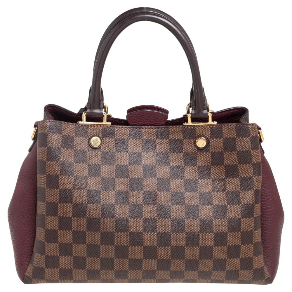 This handbag, from the house of Louis Vuitton, is the epitome of utility and designing. Give yourself a regal look with this Damier Ebene canvas and leather bag and flaunt your style statement. With Alcantara lining and interesting features, this