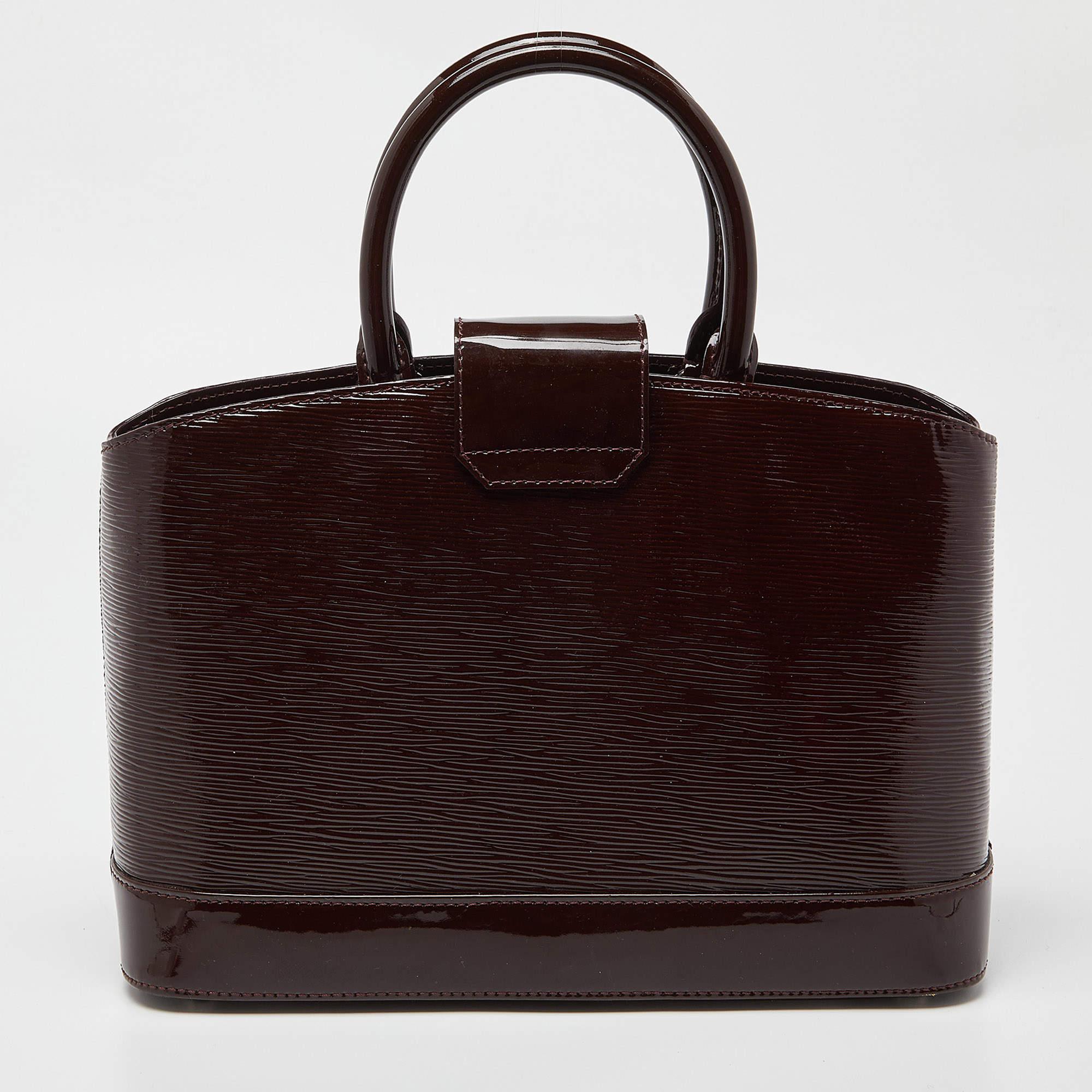 Designer bags are ideal companions for ample occasions! Here we have a fashion-meets-functionality piece crafted with precision. It has been equipped with a well-sized interior that can easily fit all your essentials.

Includes: Info Booklet