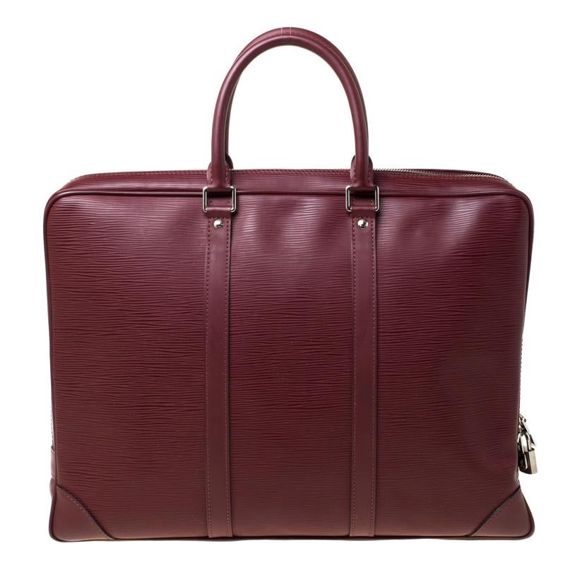 For all those dapper men out there, here's a chance to grab the perfect bag. Louis Vuitton brings to you this Porte Documents Voyage bag crafted from Epi leather and designed with smooth leather trims. The top is secured with a zipper and the