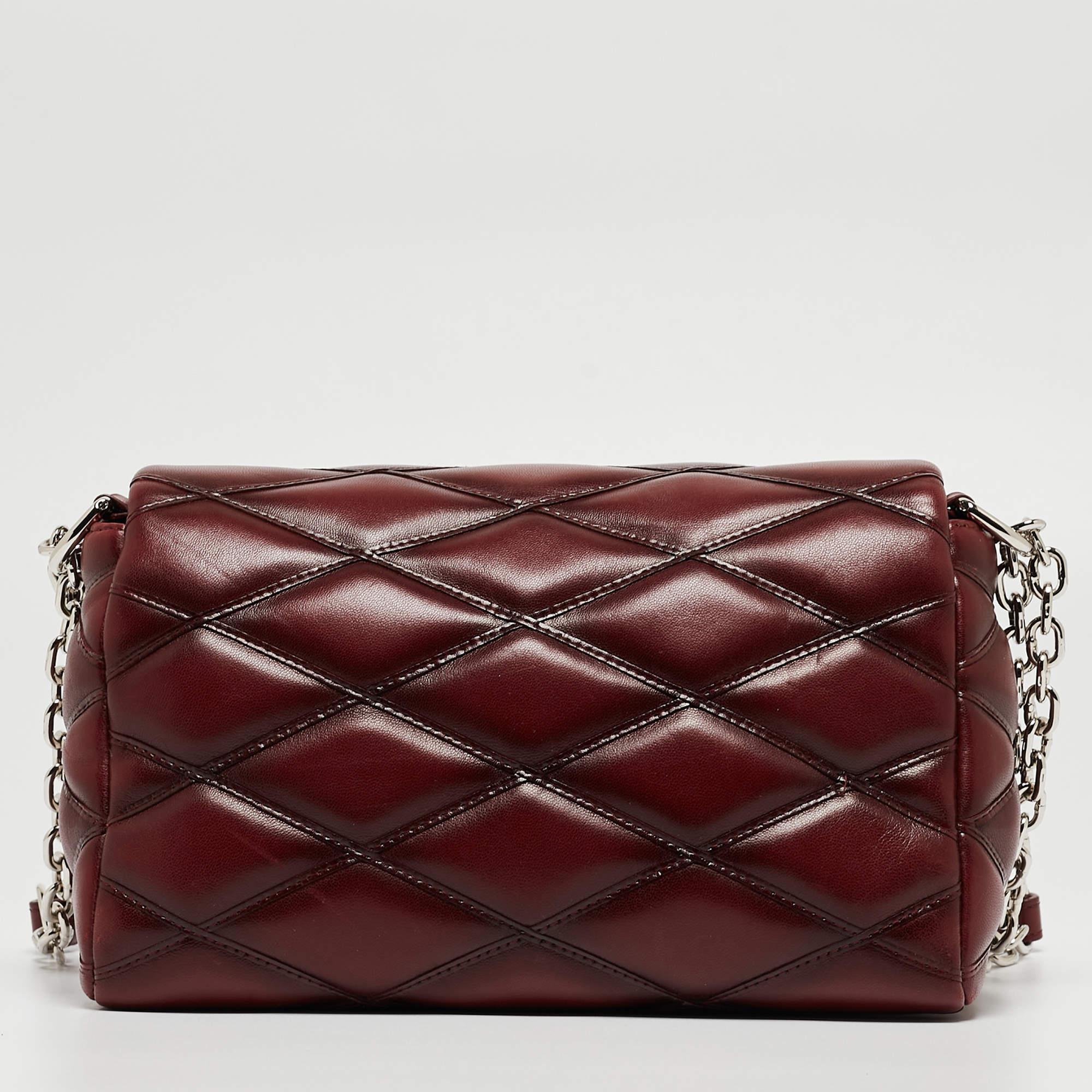 Las creaciones de Louis Vuitton son populares por su gran estilo y funcionalidad. Este bolso, como todos los demás, es duradero y elegante. Con un acabado fino, el bolso está diseñado para proporcionar una experiencia de lujo. El interior tiene