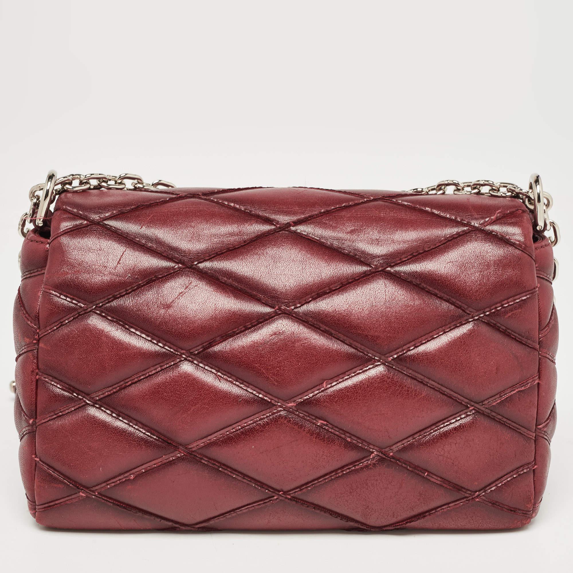 Louis Vuitton's creations are popular owing to their high style and functionality. This bag, like all the other handbags, is durable and stylish. Exuding a fine finish, the GO-14 PM bag is designed to give a luxurious experience. The interior has