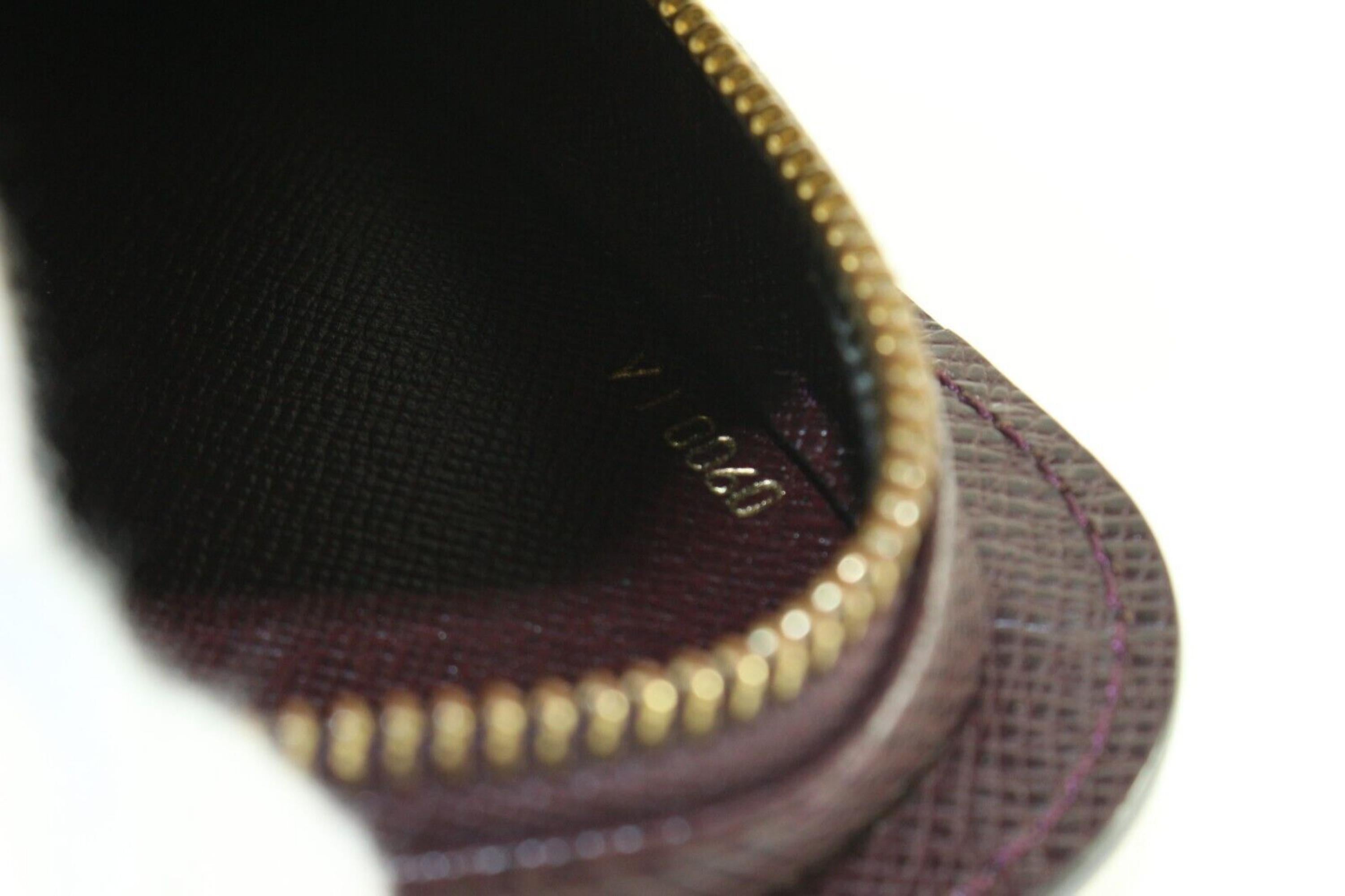 Louis Vuitton Bordeaux Taiga Leather Pochette Baikal Wristlet 2LV0418C In Excellent Condition For Sale In Dix hills, NY