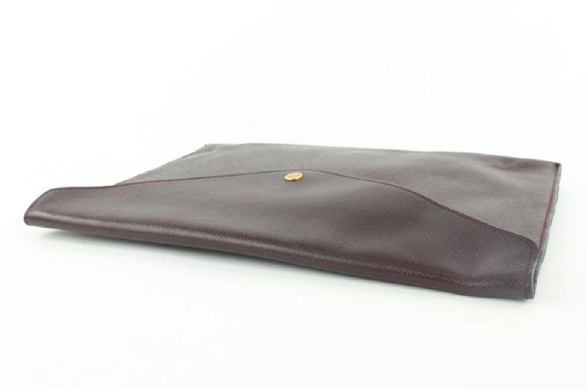 Louis Vuitton Bordeaux Taiga Leather Porte Documents Envelope Clutch 205lvs55 In Good Condition For Sale In Dix hills, NY