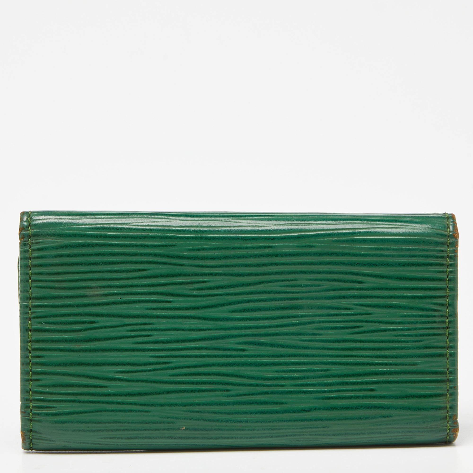 Women's Louis Vuitton Borneo Green Epi Leather 4 Key Holder For Sale