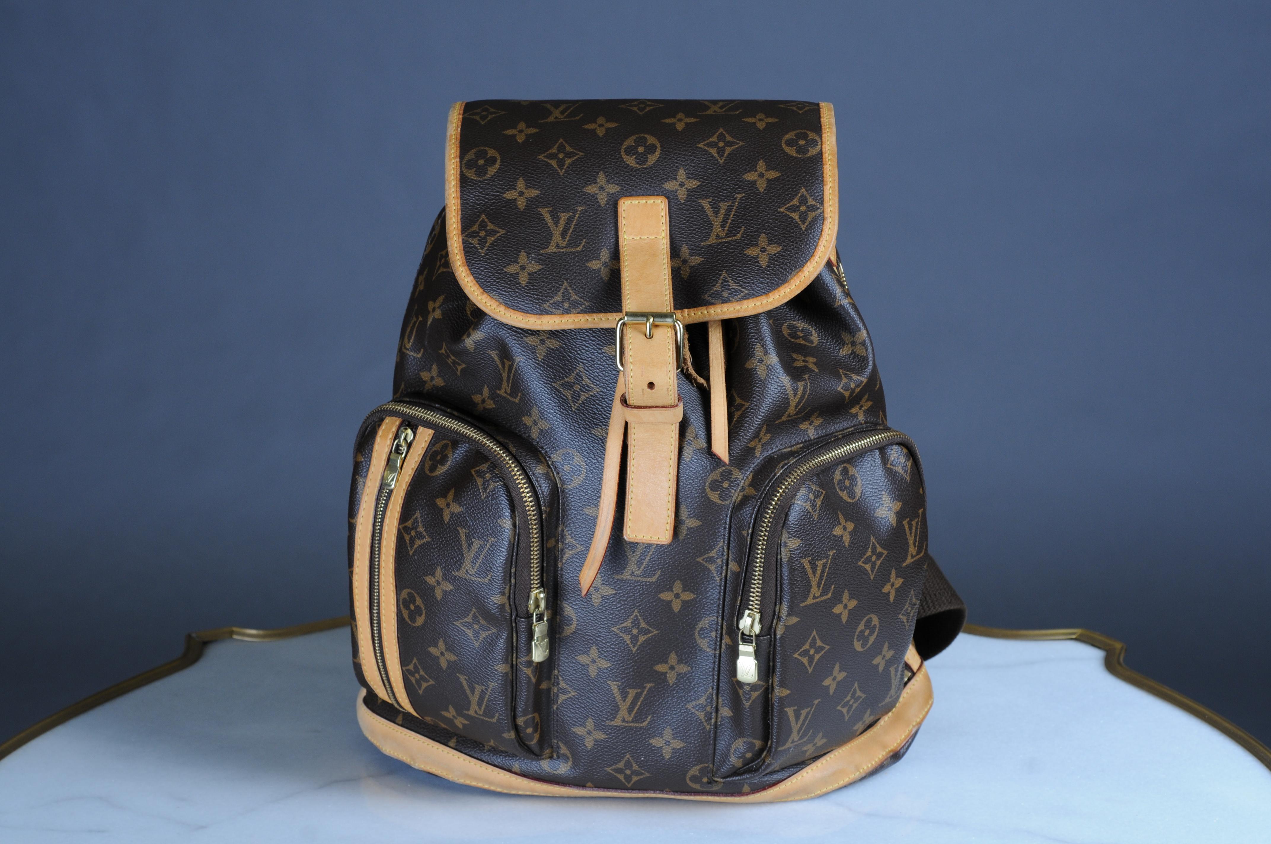 Material/Color: Canvas Monogram;
Dimensions: 30 x 36 x 13 cm (width x height x depth);
Golden accessories;
Two front zip pockets;
Front flap;
buckle closure;
drawstring closure;
Adjustable rope stays;
One side vertical pocket with zipper;
Padlock