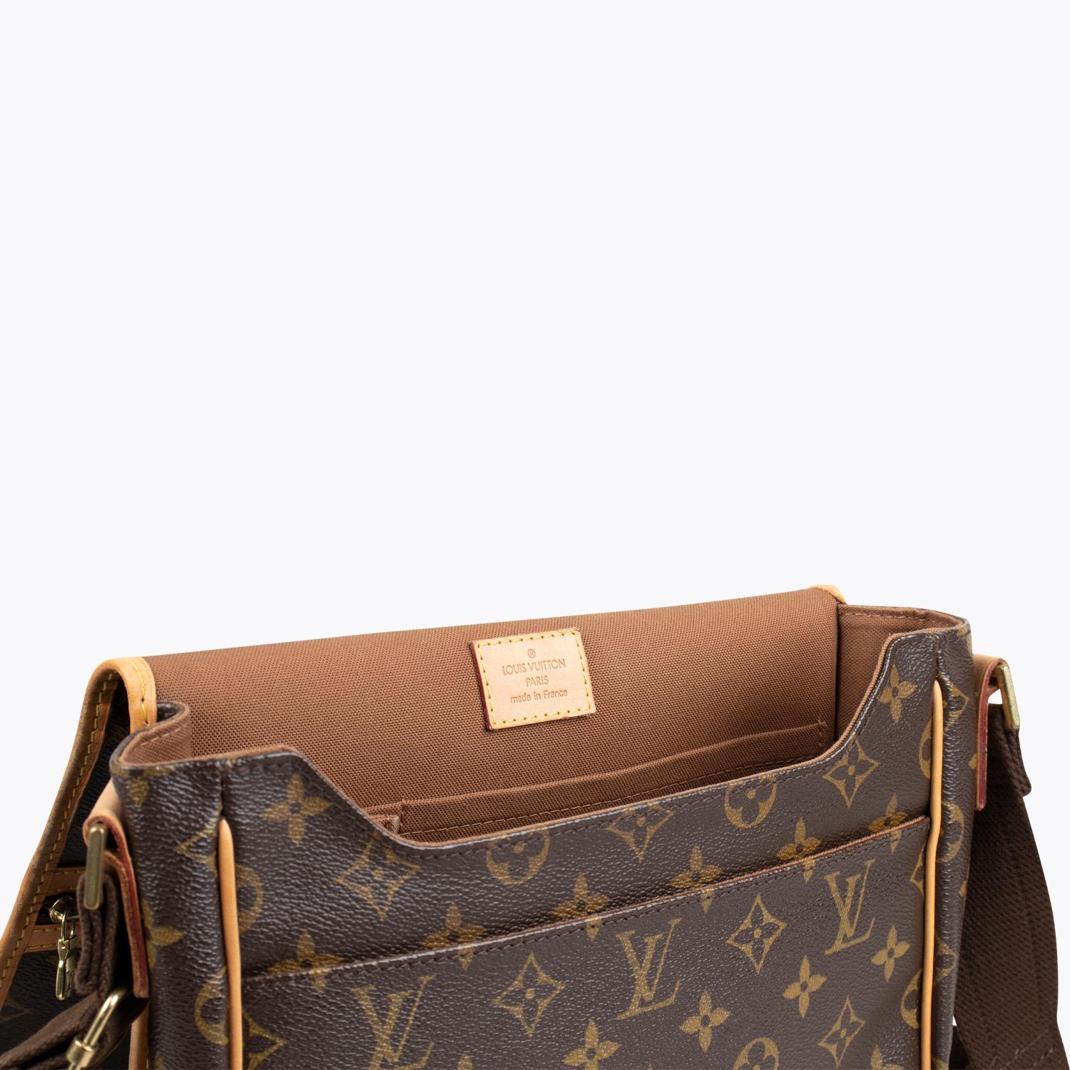 Louis Vuitton Bosphore Messenger PM In Good Condition For Sale In Sundbyberg, SE