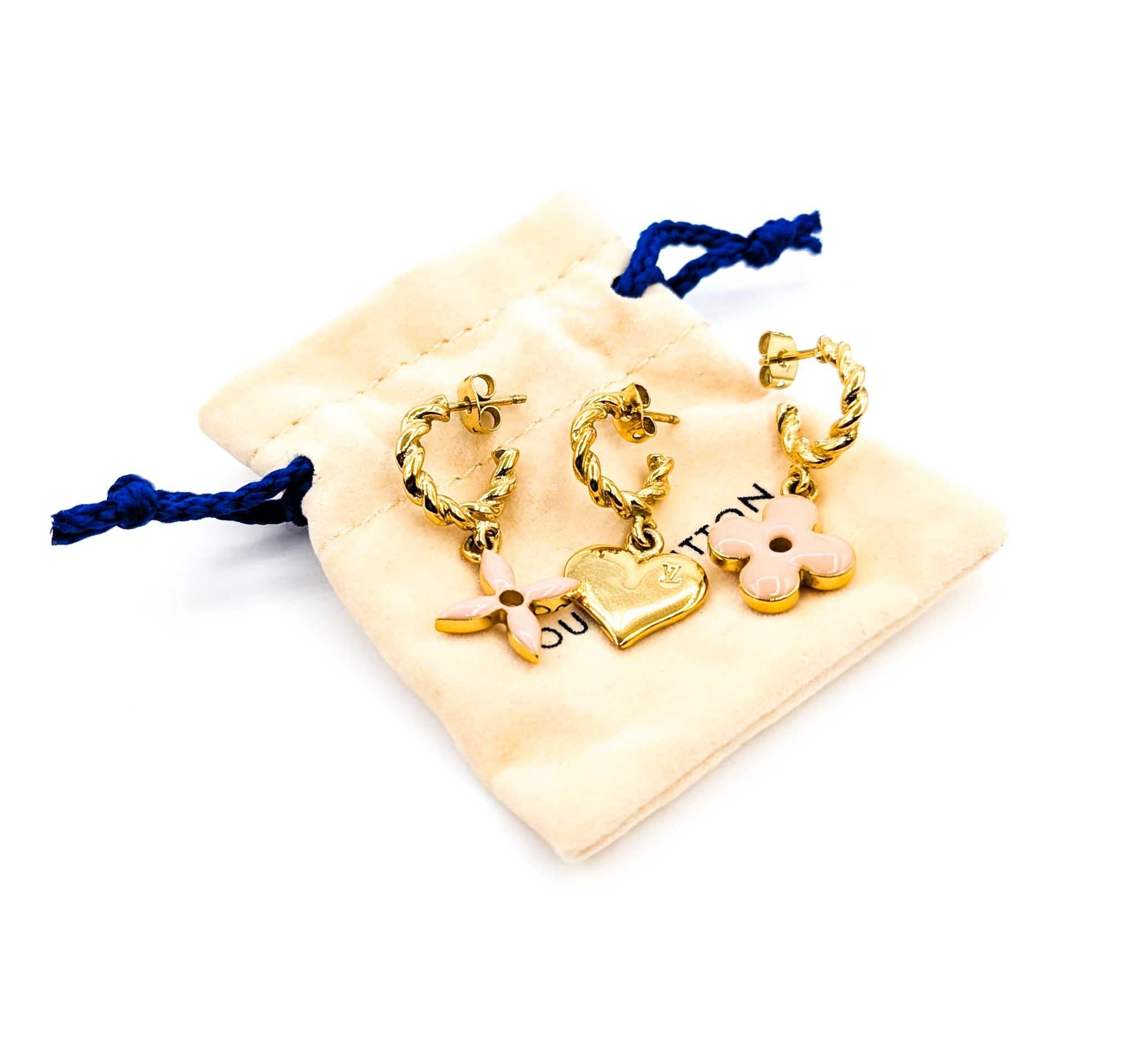 Add a touch of luxury to your collection with these pre-owned Louis Vuitton Boucle d'oreille Sweet Monogram Earrings. Sophisticated and timeless, these earrings feature the iconic monogram design that embodies the elegance and craftsmanship Louis