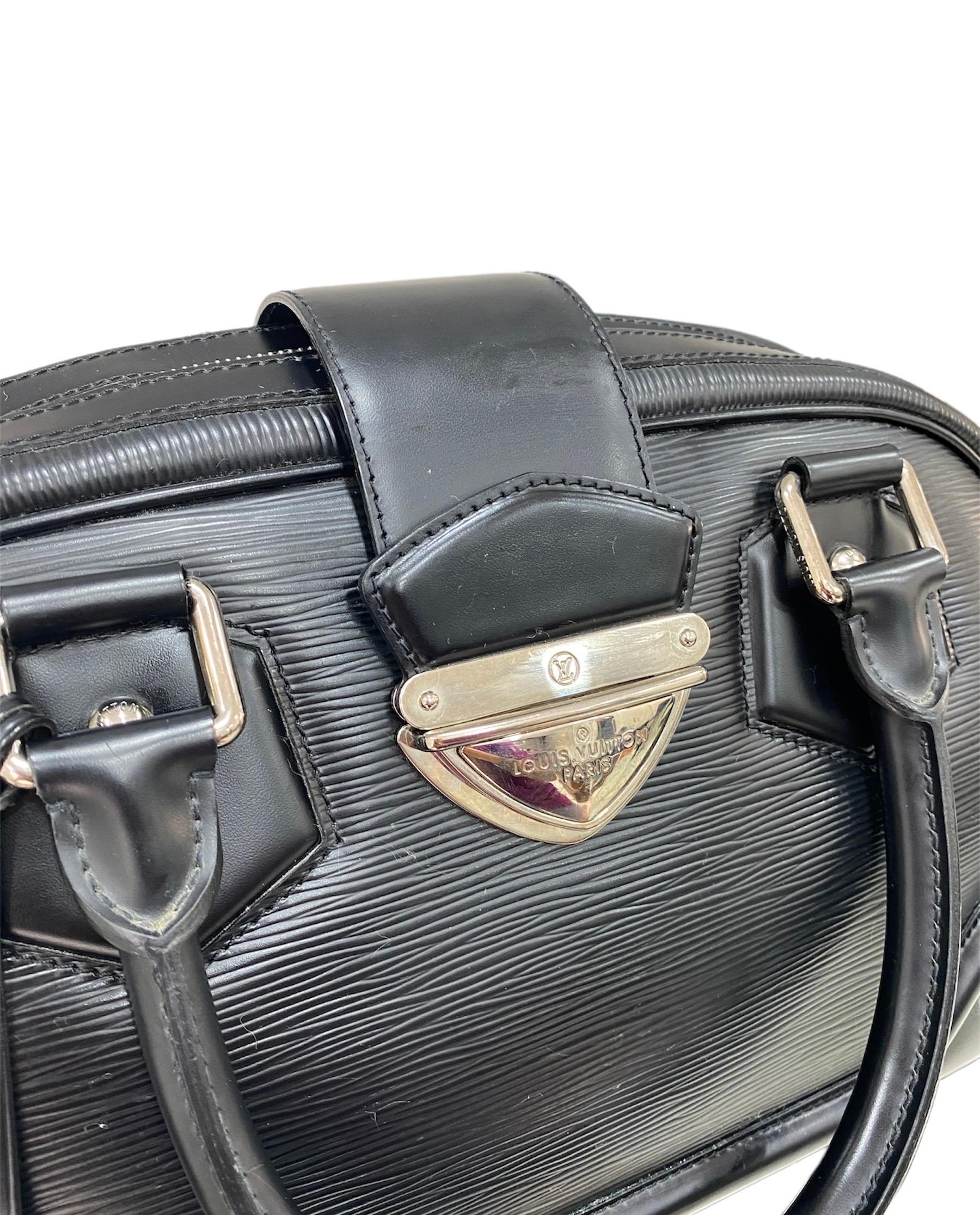 Louis Vuitton Bowling Montaigne model bag in black Epi MMcanvas.

Equipped with double leather handle with silver hardware.

Zip closure, internally large enough.

Despite being out of production and historical, the product is in excellent condition.