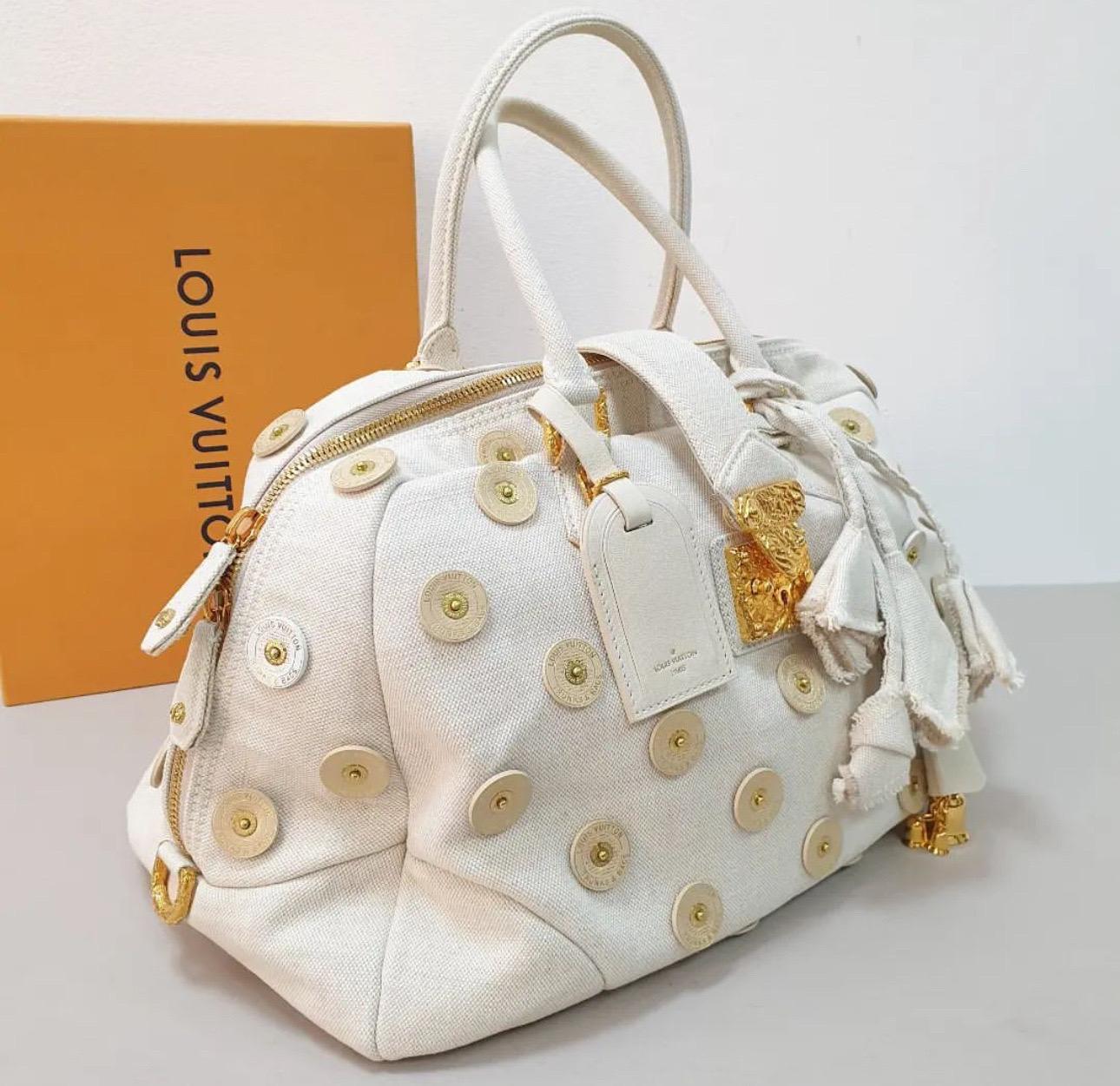 Louis Vuitton Top Handle Bag
Neutrals
Gold-Tone Hardware
Dual Shoulder Straps
Logo Jacquard Lining & Dual Interior Pockets
Zip Closure at Top
41*23*21 cm
Very good condition. Signs of wear seen on pics

