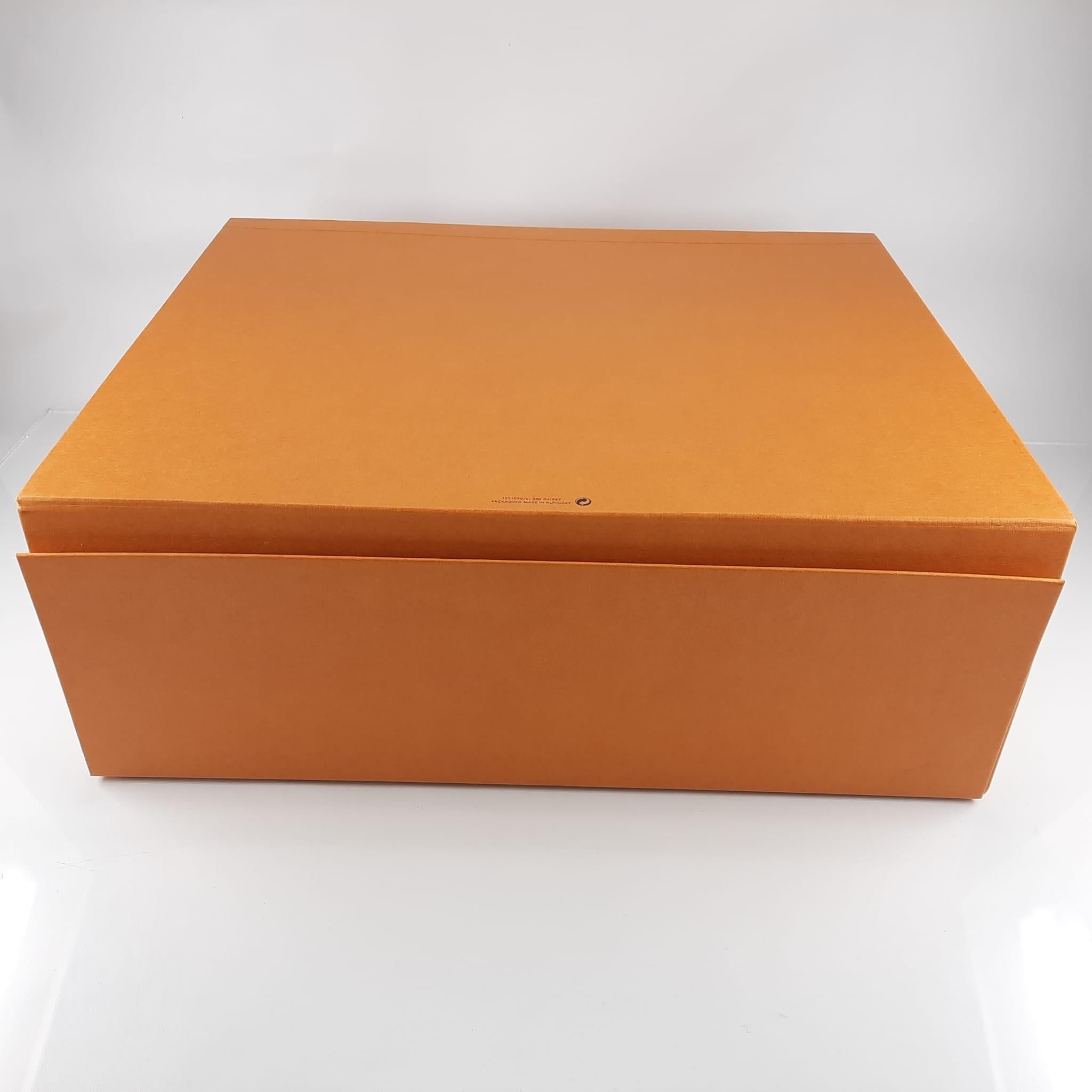 Louis Vuitton Box In New Condition For Sale In Nicosia, CY