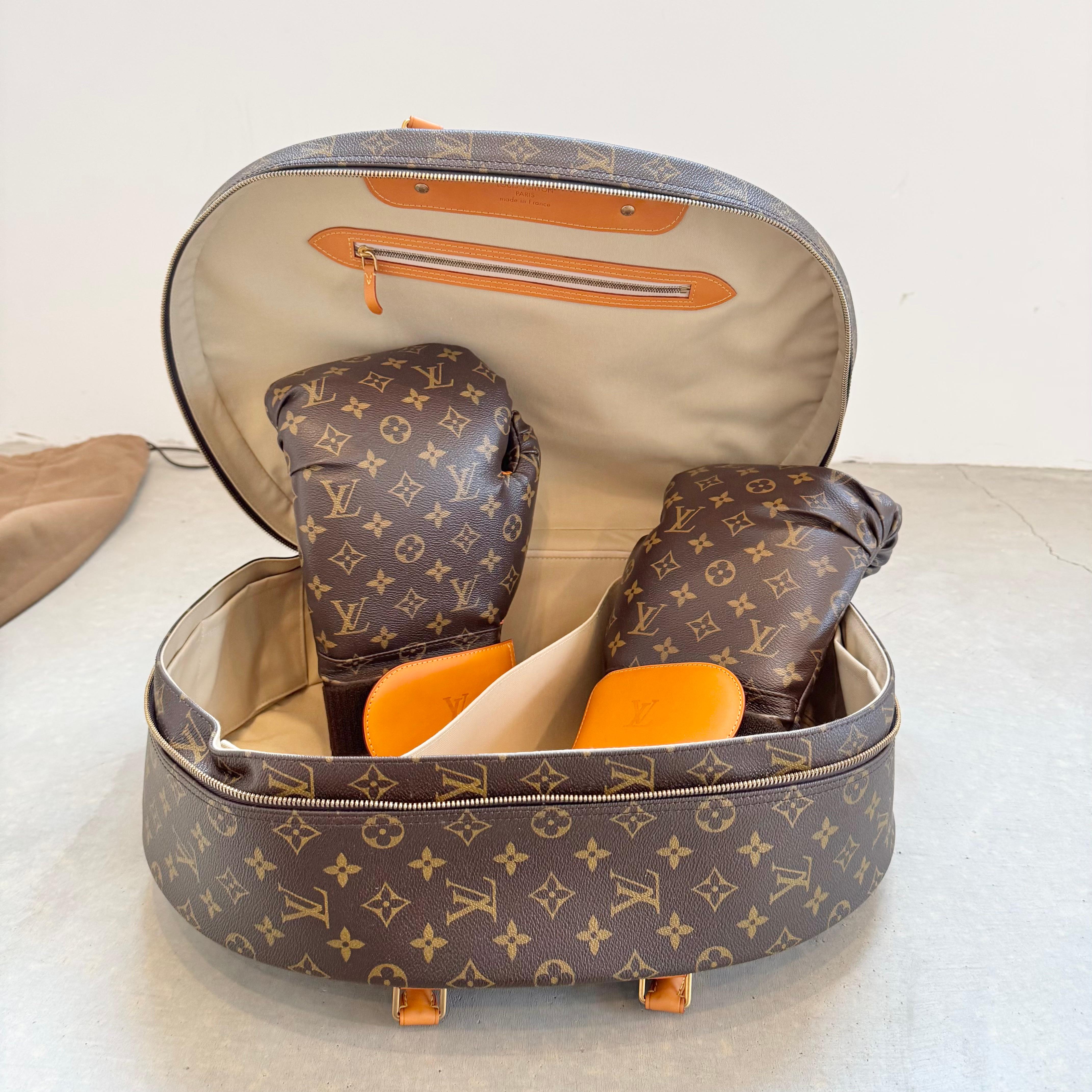 Verrücktes Louis Vuitton x Karl Lagerfeld Boxhandschuh-Set. 1/25 jemals hergestellt. Brandneu, versiegelt und unangetastet. Im Lieferumfang enthalten sind zwei Louis Vuitton Boxhandschuhe, eine Louis Vuitton Tragetasche mit Monogram, Originalschloss