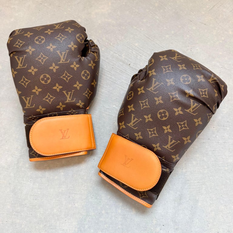 Kit de gants de boxe Louis Vuitton, 2010s France En vente sur