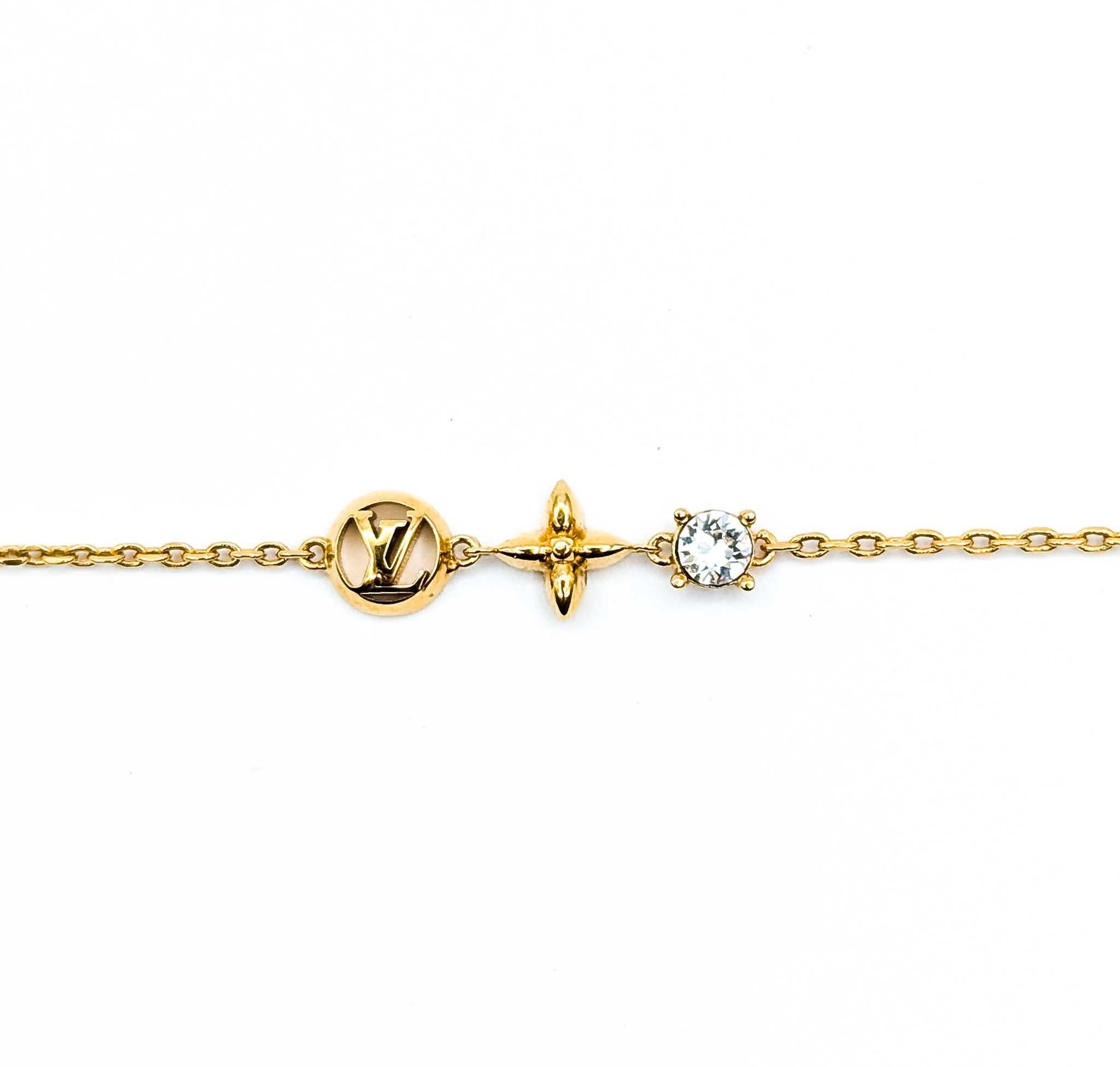 Introducing the exquisite Louis Vuitton Petit Louis Bracelet, a timeless piece that brings elegance and sophistication to any collection. This pre-owned designer accessory is a testament to Louis Vuitton's legacy of craftsmanship and style. Whether