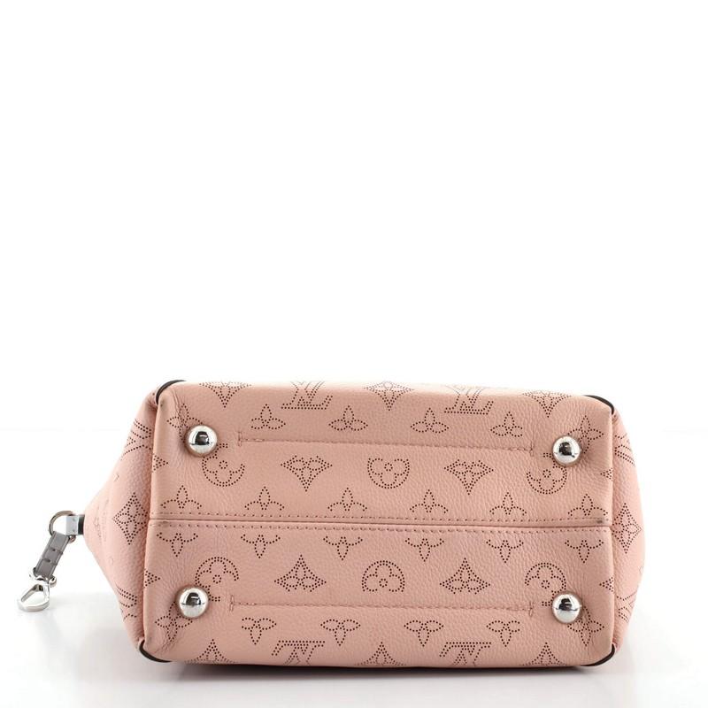 Hina-Handtasche aus Mahaina-Leder mit geflochtenem Griff von Louis Vuitton PM für Damen oder Herren