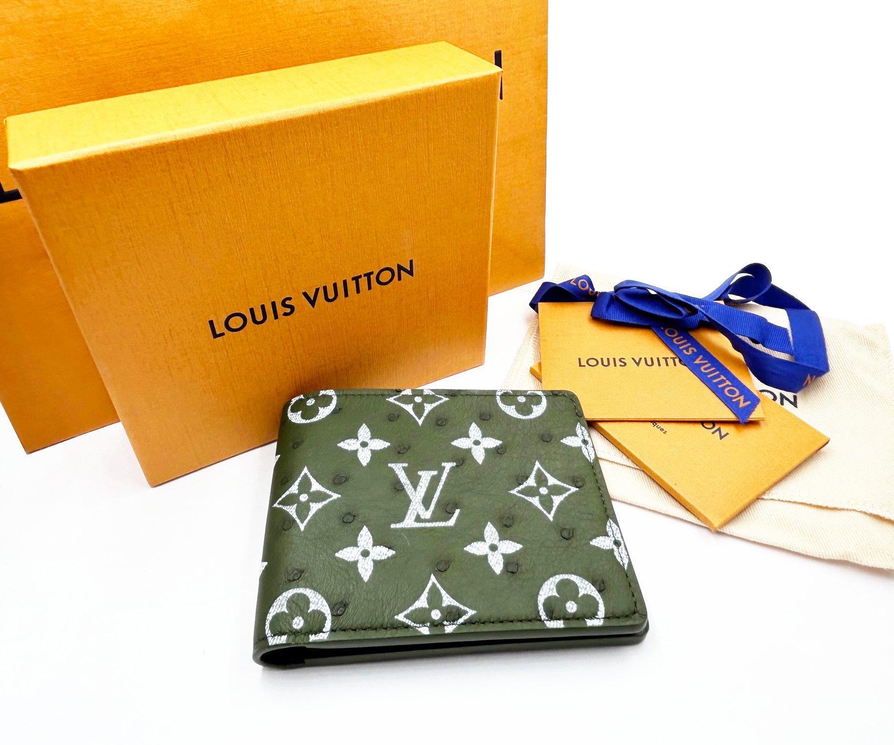 Louis Vuitton Brand New Exotics Green Ostrich Folded Wallet

*Marked Louis Vuitton
*Made in France
*Comes with the original box, dustbag, paperbox, booklet, ribbon and giftcard.
*Brand New

-It is approximately 16